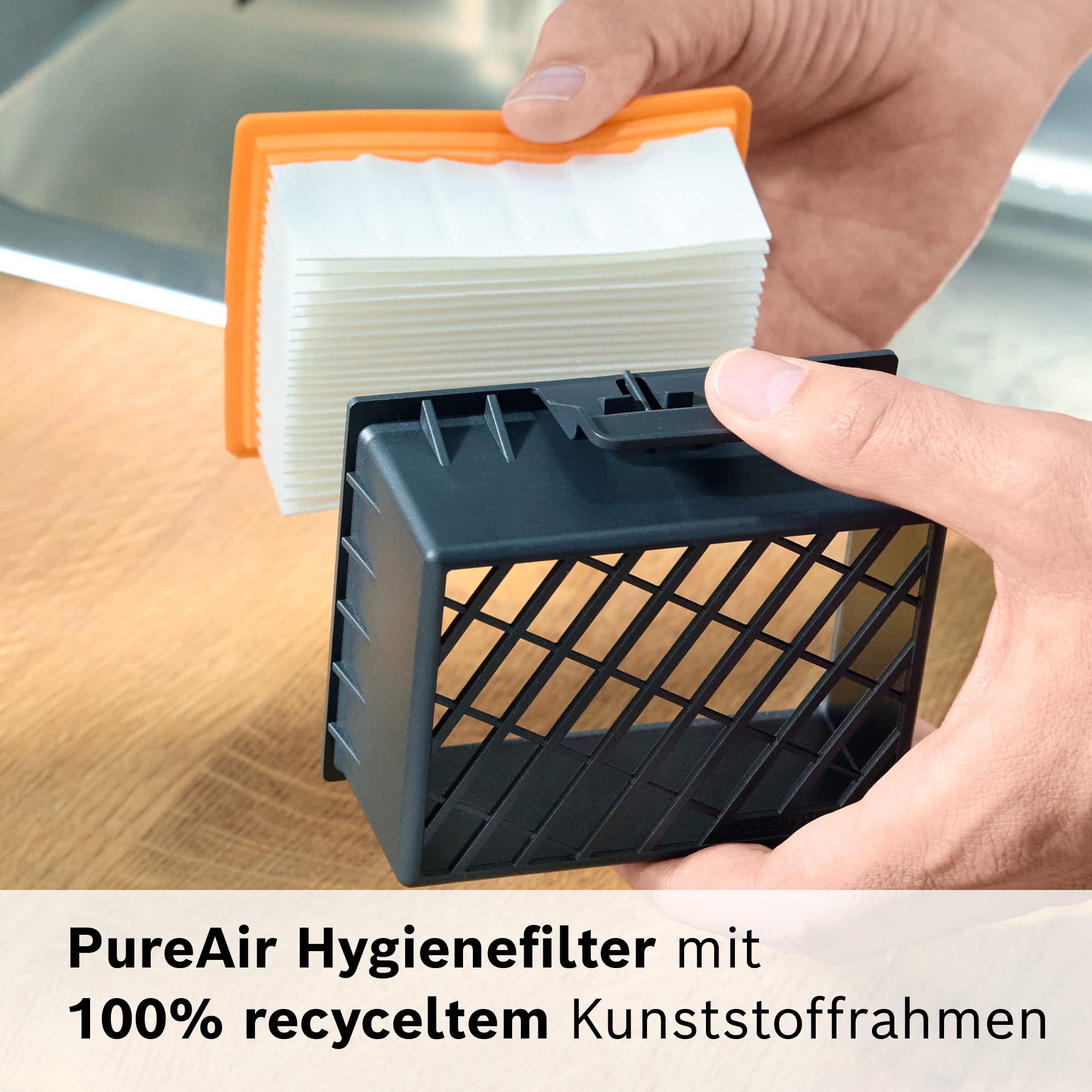 Bosch Staubsauger mit Beutel Serie 2 BGDS2CHAMP, Bodenstaubsauger, nachhaltig, aus Recyclingmaterial, Hygiene-Filter, 10 Jahre Motorgarantie, kompakt, leistungsstark, Made in Germany, 600 W, schwarz