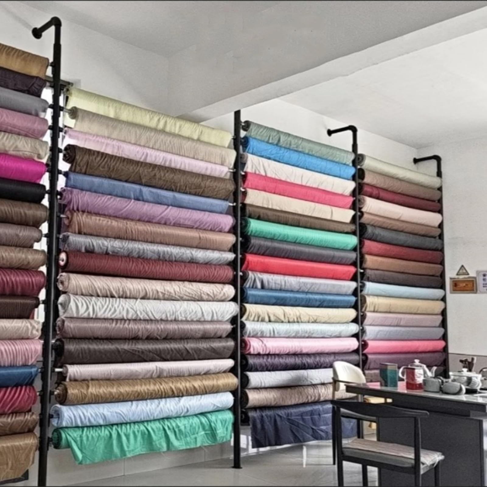 Wytrzymały i regulowany stojak na próbki tkaniny metalowej - 3-rzędowy organizer do sklepów i butików, idealny do szalików, bielizny i spodni - 473 x 240 cm
