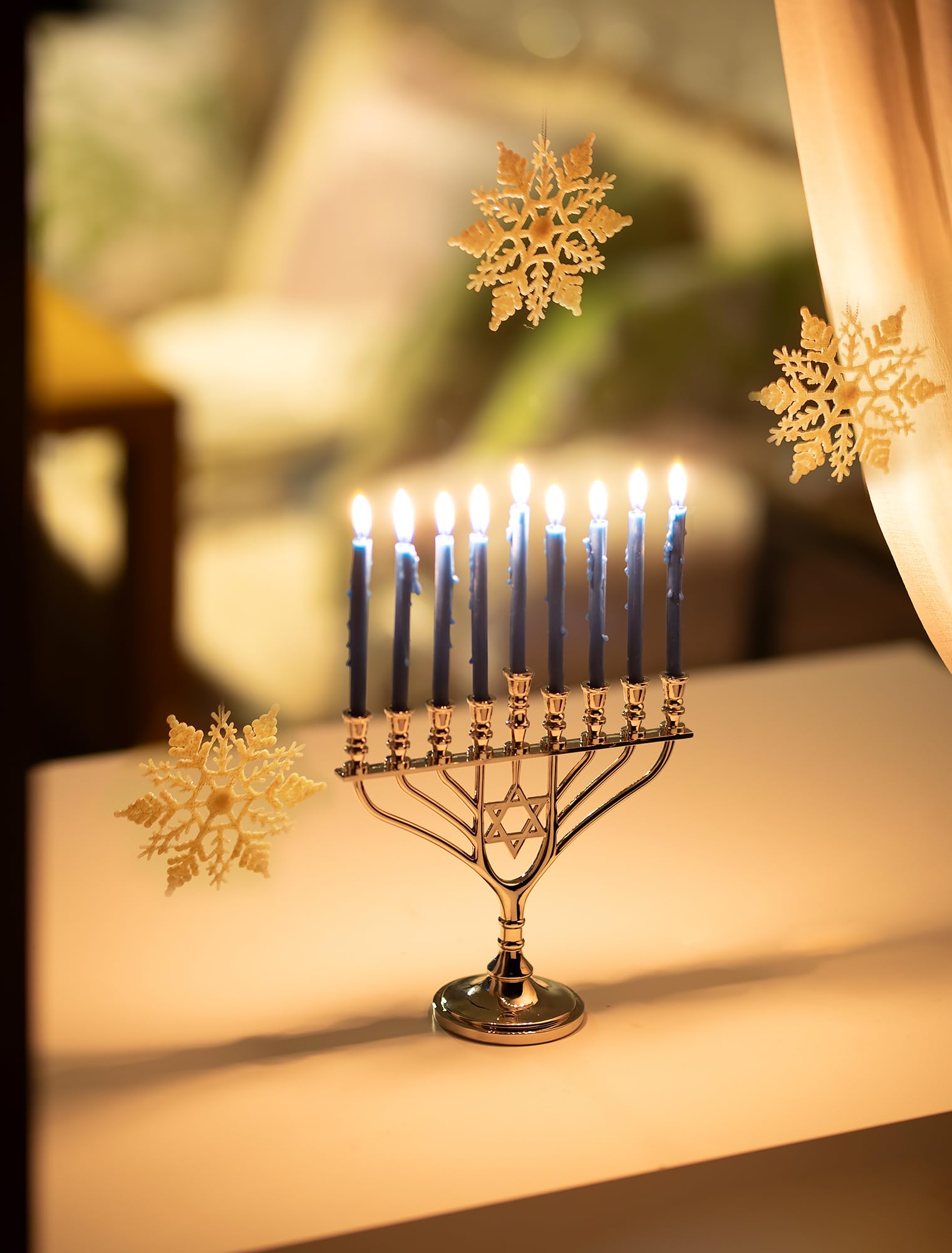 Vector hanukkah menorah isolati su sfondo bianco. religione ebraica tradizionale simbolo di hanuka alla vacanza. chanukah celebrazione in bianco e nero icona Immagine e Vettoriale