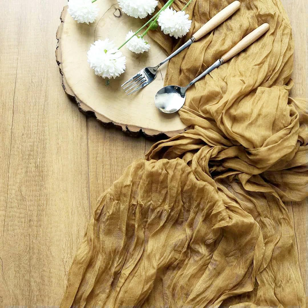 Chemin de table en mousseline de soie noble pour arche de mariage chic