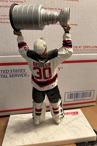 Miniatura 2 de McFarlane Toys NHL Sports Picks Series 9 Figura de acción Martin Brodeur (New Jersey Devils) Camiseta blanca
