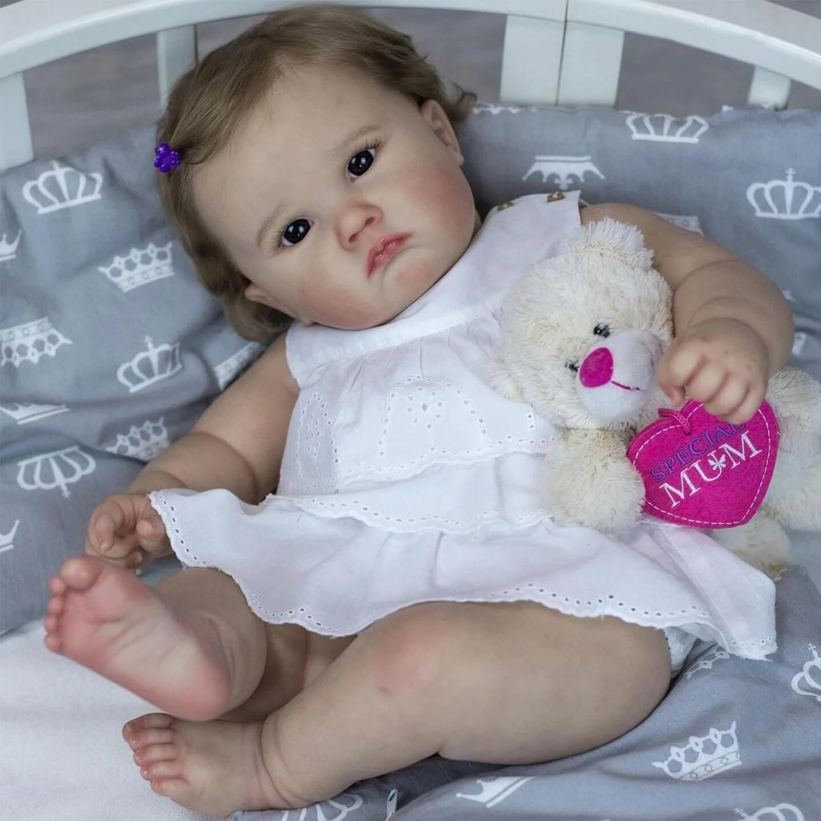 Bambole Reborn 50 cm Bambole Realistica con Corpo in Cotone Morbido, Vestito Bianco Ricamato e Capelli Ricci, Regalo e Oggetto da Collezione per Bambini dai 3 Anni in su(senza il peluche dell'orsetto)
