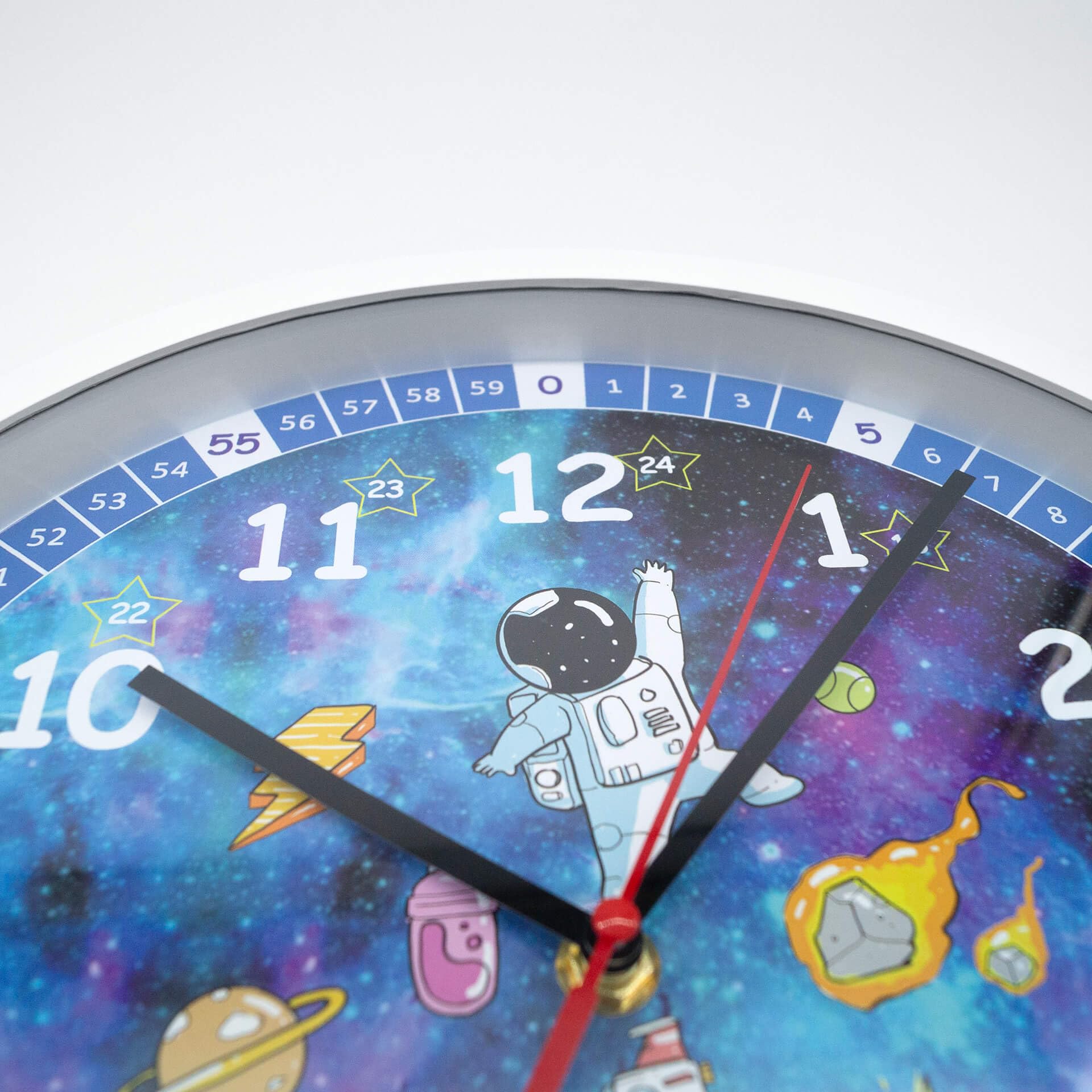 K&L Wall Art lautlose Astronauten Wanduhr leise Kinder Lernuhr 30cm für Junge Mädchen lustige Kinderuhr 30cm