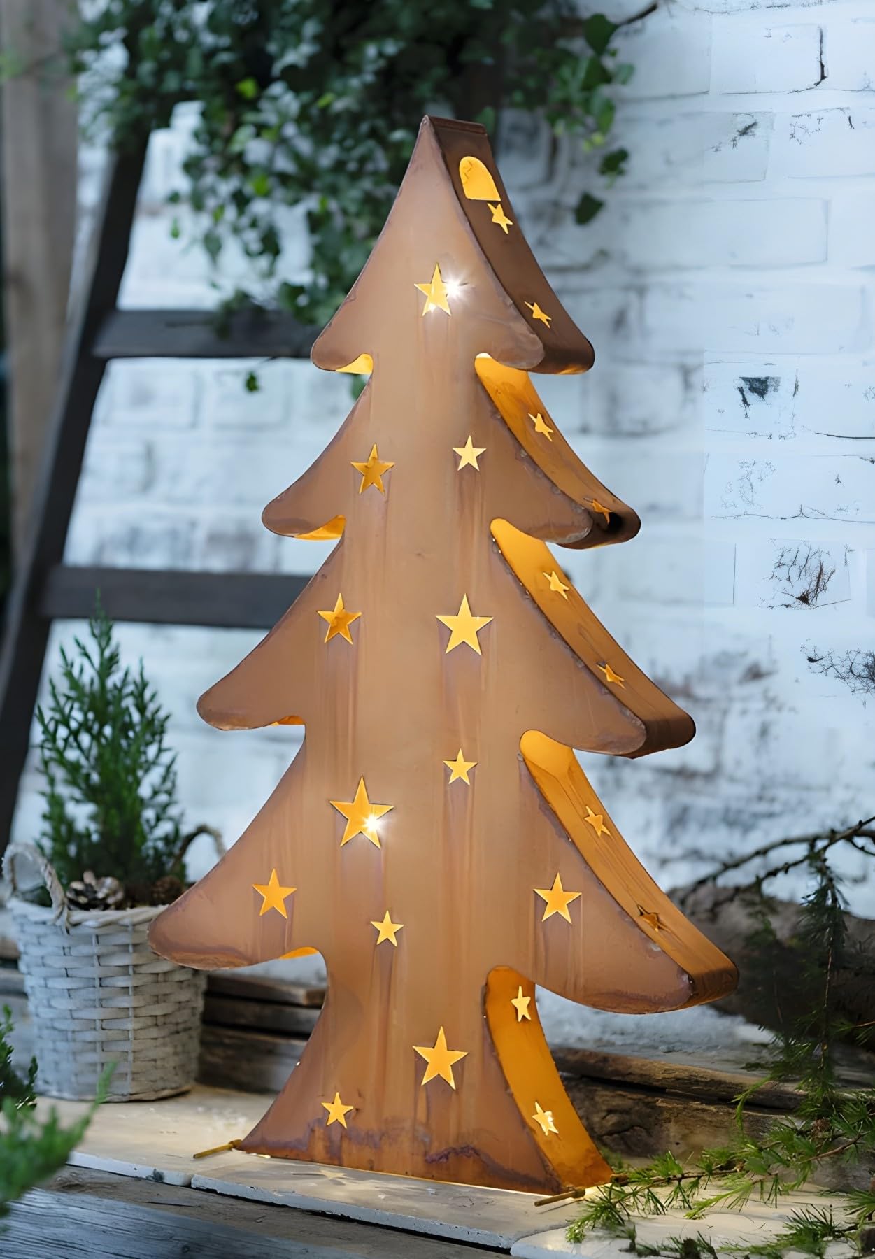 Dekoleidenschaft Dekofigur Tanne aus Metall mit Echtrost und LED Beleuchtung, 80 cm hoch, Winterdeko, Leuchtdeko, Gartendeko für Draußen, Weihnachtsdeko, Rostfigur, Tannenbaum
