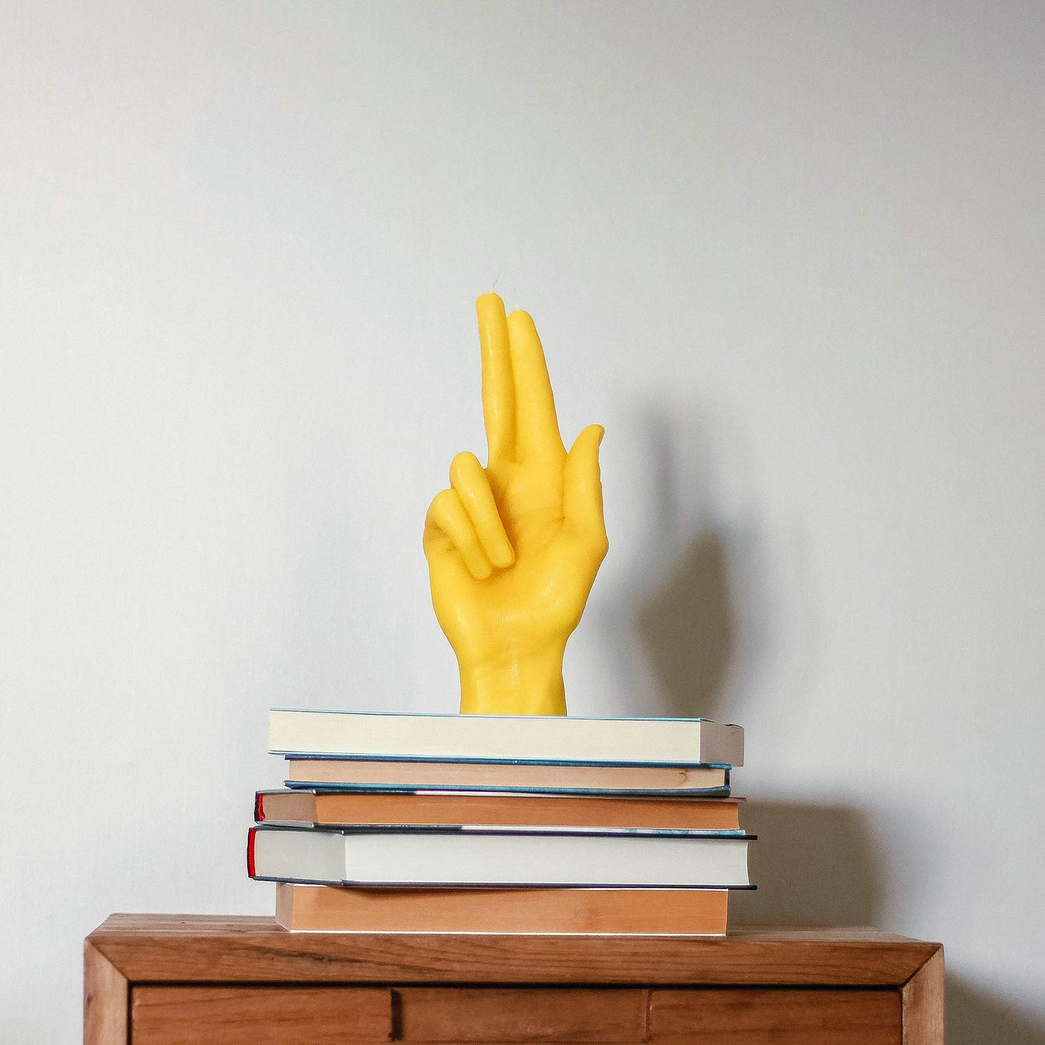 Vela gesto de mano GUN – Tamaño grande de la mano real 21 x 10 x 6 cm – Estatua hecha a mano – Decoración del hogar – Cumpleaños, oficina, regalo de inauguración de la casa (Amarillo)