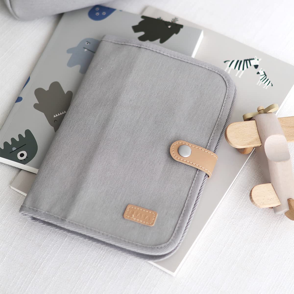 BÉABA, Health Book Cover, Geneva, 2 Interior Pockets, Press Stud Button, Waterproof Fabric, 100% Cotton, Pearl Grey - 3