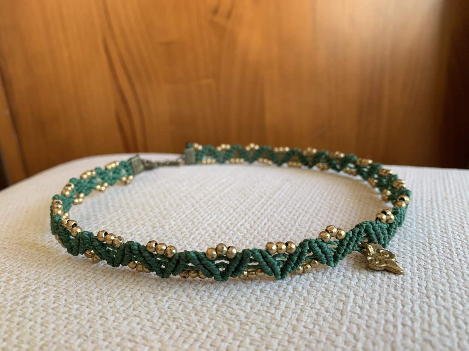 Gargantilla macramé verde hecha a mano con hilo encerado, cuentas de latón y adorno charm Cierre con cadenita para agrandar
