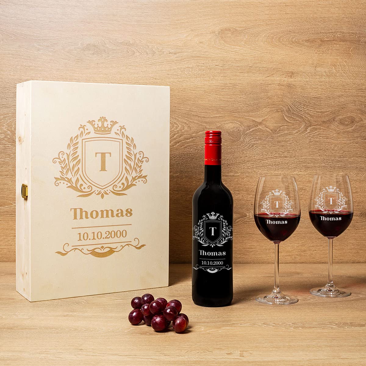 Wein Geschenkset 4-TLG | Gravierte 700 ml Weinflasche mit Holzkiste und 2 Weingläser | personalisiertes Geschenk | Jubiläum | Motiv Wappen