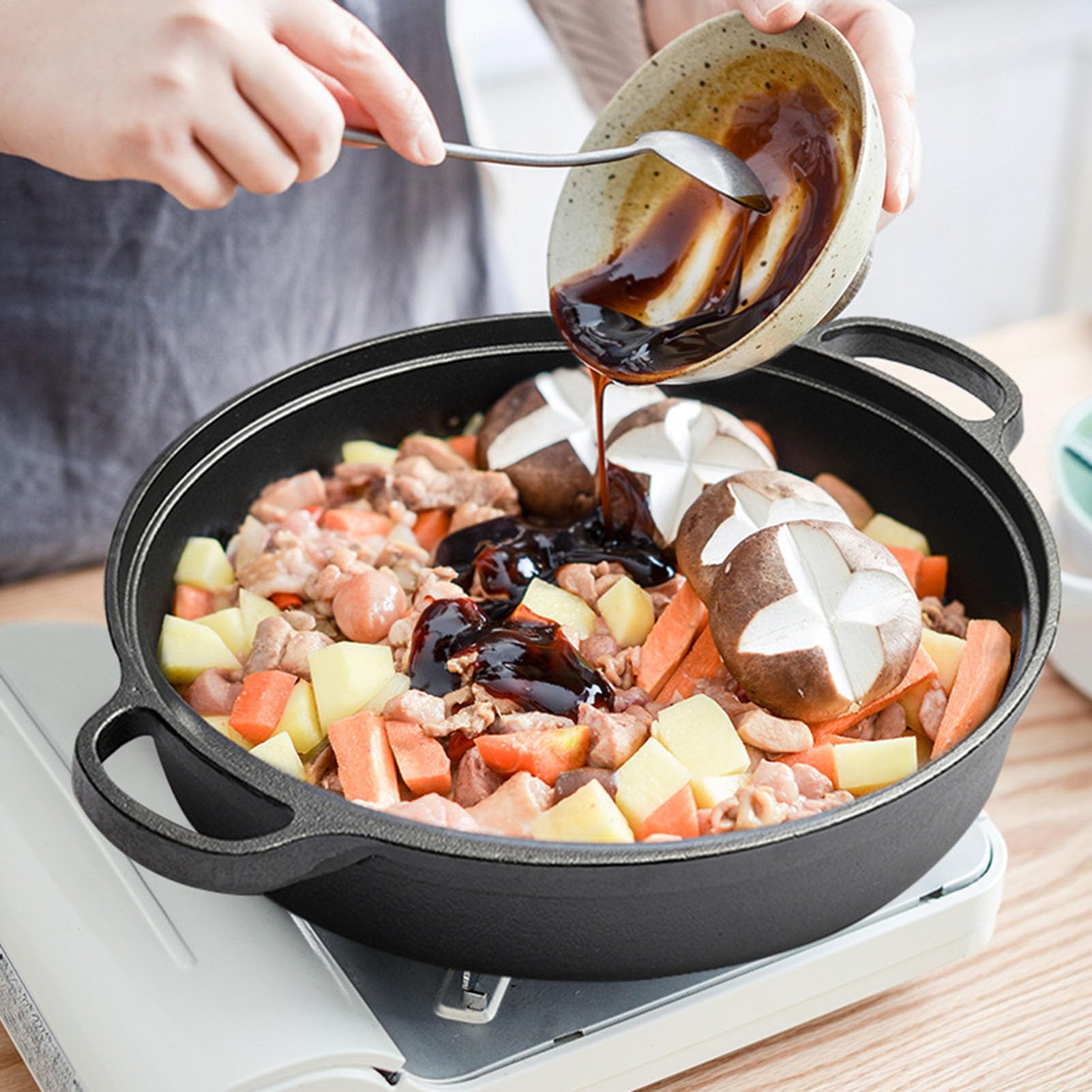 Sukiyaki Hot Pot, nieprzywierająca patelnia żeliwna, głęboka patelnia z drewnianą pokrywką, do Shabu Shabu, 28 cm