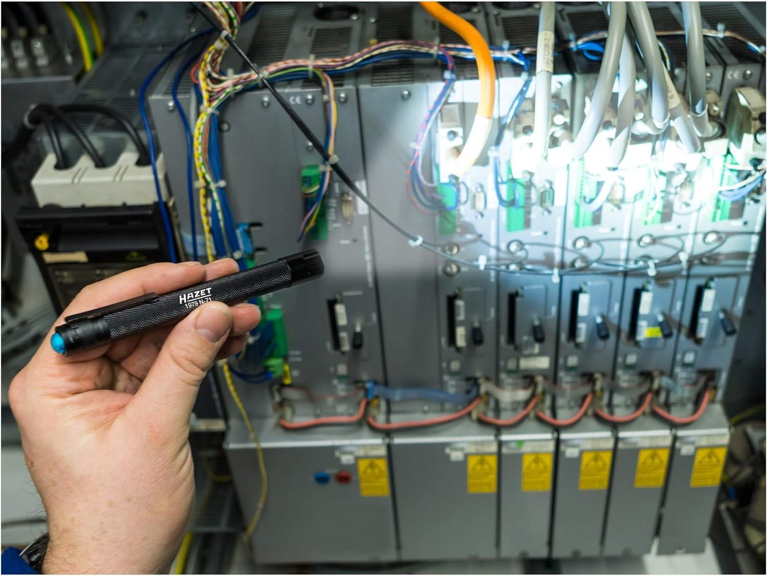Linterna HAZET 1979N-71 I Para la iluminación de zonas de trabajo oscuras en la industria, el taller, el hobby o el hogar I 100 % más para un alcance luminoso de hasta 75 m