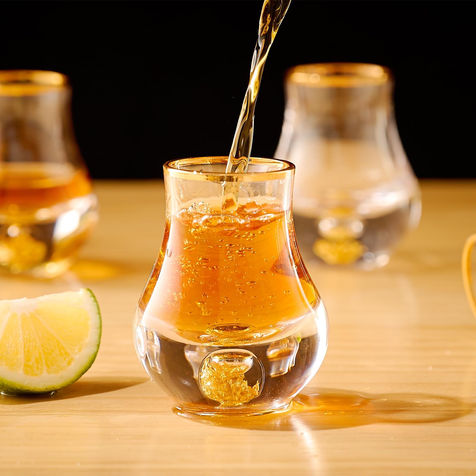 DUJUST Elegantes Geschwungenes Schnapsgläser (4.5 cl), Kristall-Schnapsglas-Set, verziert mit 24-karätigen Goldblattflocken, BPA-frei und bleifrei, perfekt für Dekoration – 6 pcs