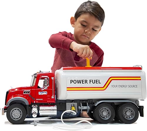 Vista 2 de Bruder Mack Granite Tanker Truck 02827 Camión cisterna de agua a escala 1:16 con bomba de trabajo, cabina cromada, compatible con figuras