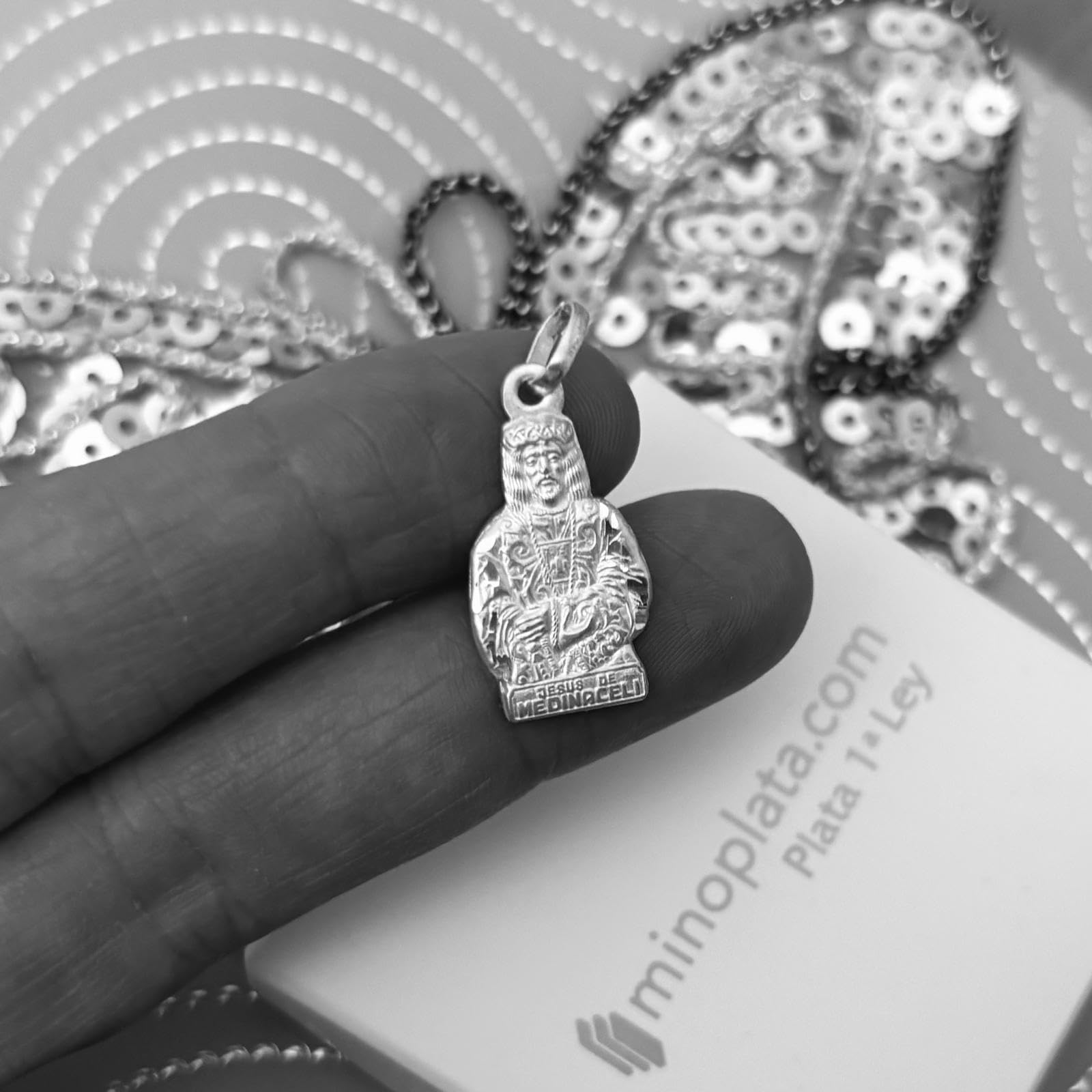 Medalla Silueta Cristo de Medinaceli, Plata de Ley 925, 13x24mm, Diseño Religioso, Acabado Brillante, Compatible con Cadenas y Cordones