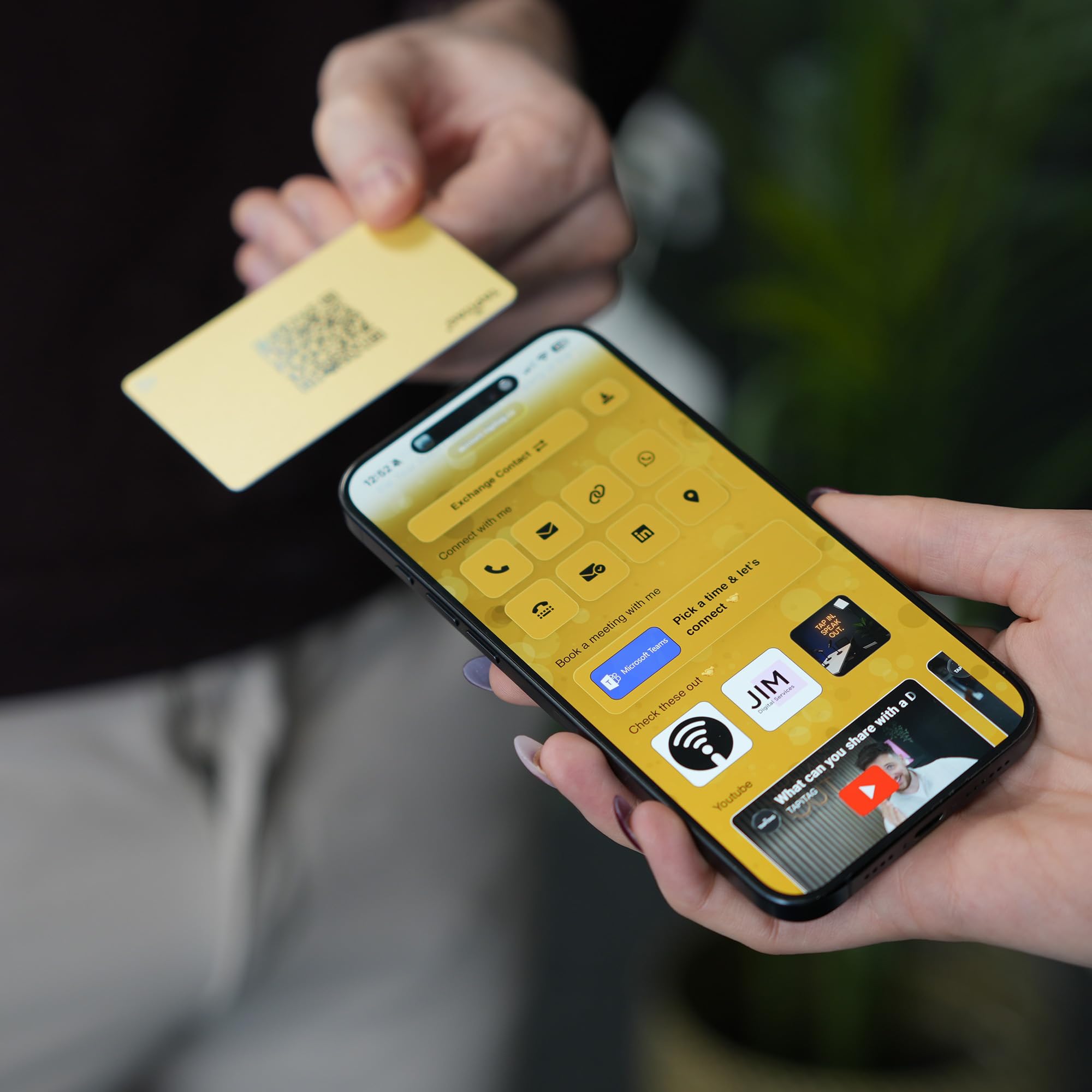TAPiTAG Tarjeta de Visita Digital de PVC (Dorado con impresión en negro) – Sin Suscripción – Tarjeta Contactless con NFC, Código QR y Perfil Online para Networking y Eventos Profesionales