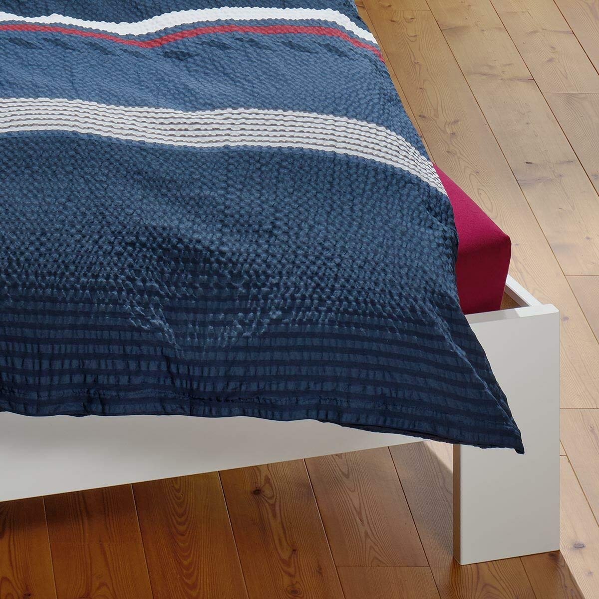 Traumschlaf Seersucker Bettwäsche aus 100% Baumwolle - ideal für den Sommer - luftig, bügelfrei mit maritimen Streifen in Navy - 135x200 cm + 80x80 cm