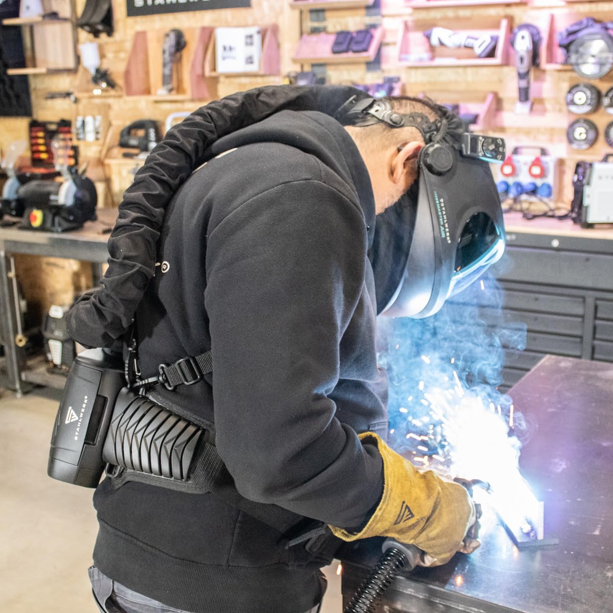 STAHLWERK Automatik-Schweißhelm 3-in-1 Master AIR – Schweißhelm mit Frischluftzufuhr, Funktionssteuerung per Bluetooth, True-Colour-Farbwiedergabe, Abdunkelung DIN 4 bis DIN 14, Optik-Klasse 1/1/1/1