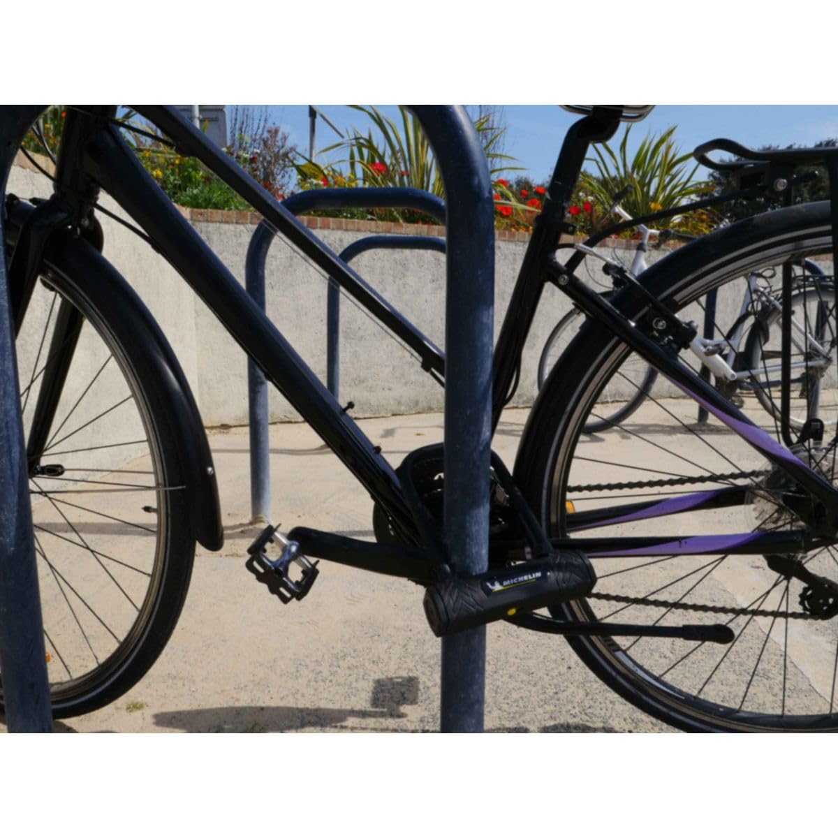 MICHELIN - Antivol U à clés 170 x 105 mm - Support inclus - Soft touch - Protection caoutchouc - Cadenas avec couvercle anti-poussière - Fixation cadre et roue - Convient à tous vélos - Poids 1.3kg