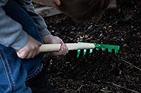 Vista 15 de JustForKids - Juego de herramientas de jardín para niños, rastrillo, pala, azada y rastrillo de hojas, tamaño reducido, hecho de cabezas de acero