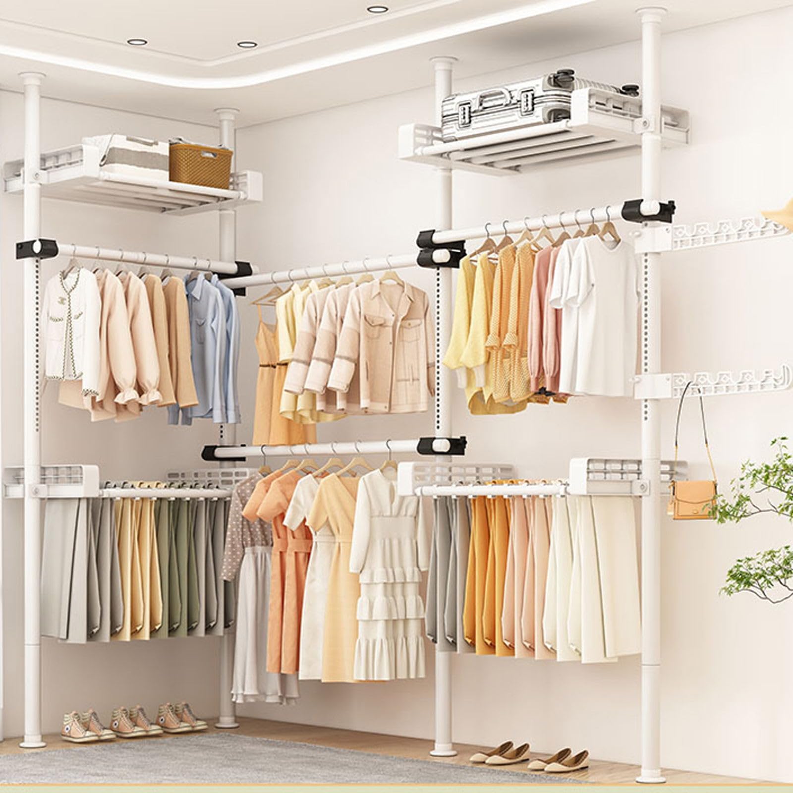 Portant à vêtements réglable au plafond pour organiser un dressing de chambre