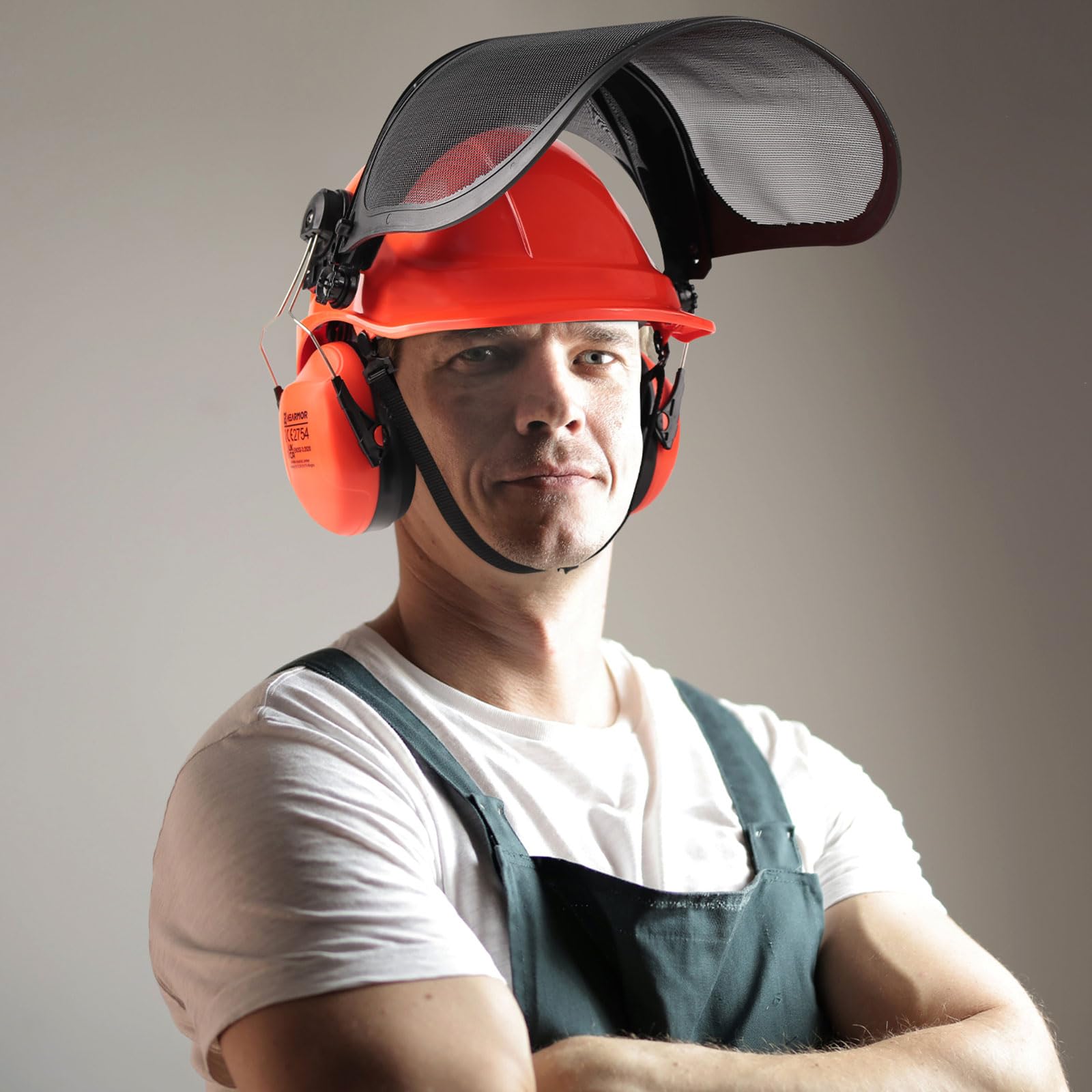 HEARMOR Casque de protection pour tronçonneuse avec visière en maille d'acier et protection auditive pour paysagistes et forestiers - Inclus sac portable et doublure de casque rafraîchissante