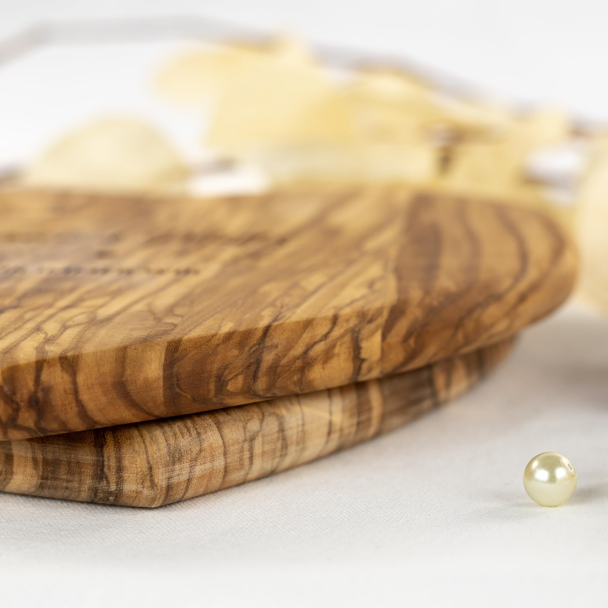 HOFMEISTER® Frühstücksbrett Herz personalisiert mit Gravur aus Olivenholz 21 cm – Wunschnamen, Initialen & Datum – Geschenk zur Hochzeit, Jahrestag oder Valentinstag