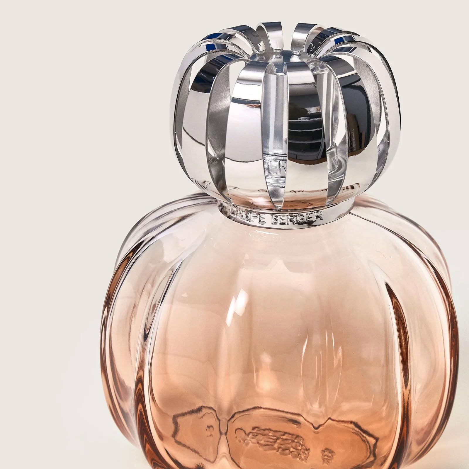 Maison BERGER – Estuche de lámpara Berger CORALI rosa – Lámpara catalítica 2 en 1 que perfuma y ayuda a purificar el aire con recarga de 250 ml/8,45 fl oz Lady Flower – Cristal lacado – Fabricado en