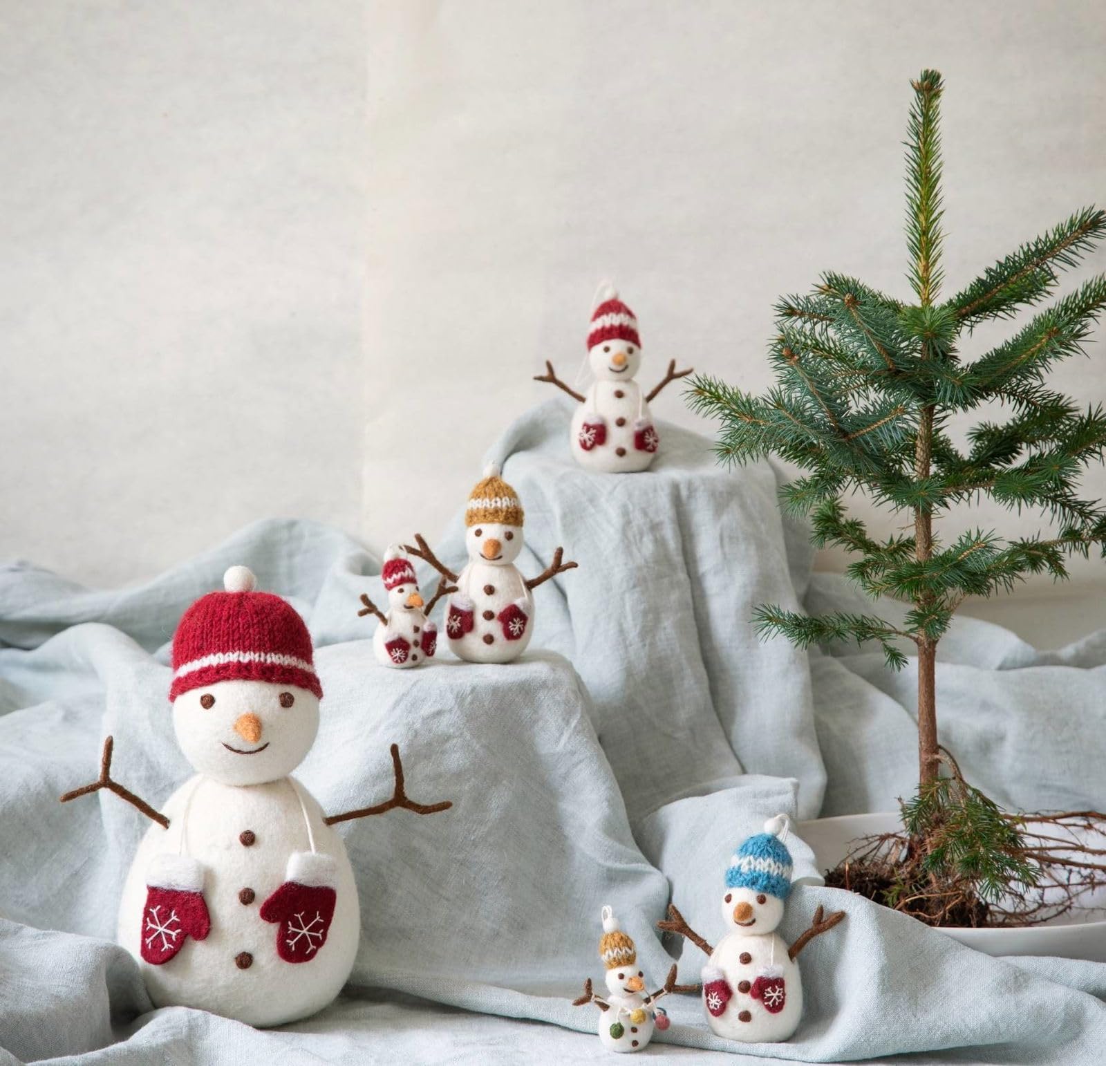 Gry & Sif Handgemacht & Fairtrade-Zertifiziert | Stilvolles dänisches Design X Nepali Kunsthandwerker | Großer Schneemann mit roter Mütze & Fäustlingen