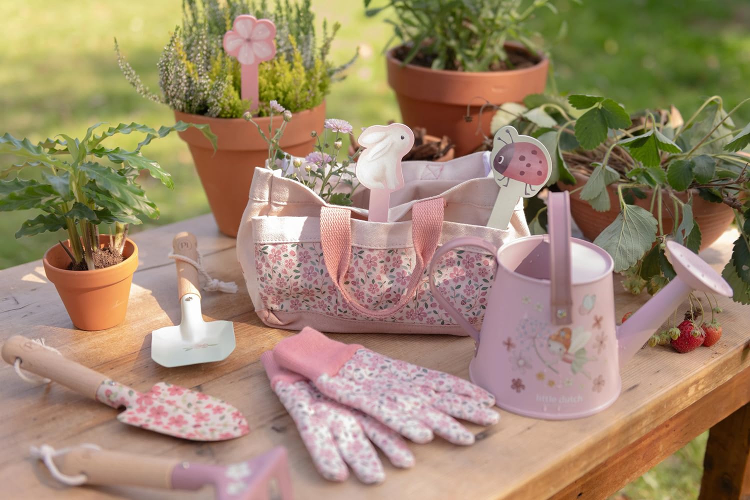 Little Dutch Gartengeräte Set - Gartenspielzeug für Kinder - inklusive Tasche, Handschuhe, Gießkanne, Schaufel, Harke, Pflanzenstecker - 10-teilig - Fairy Garden rosa