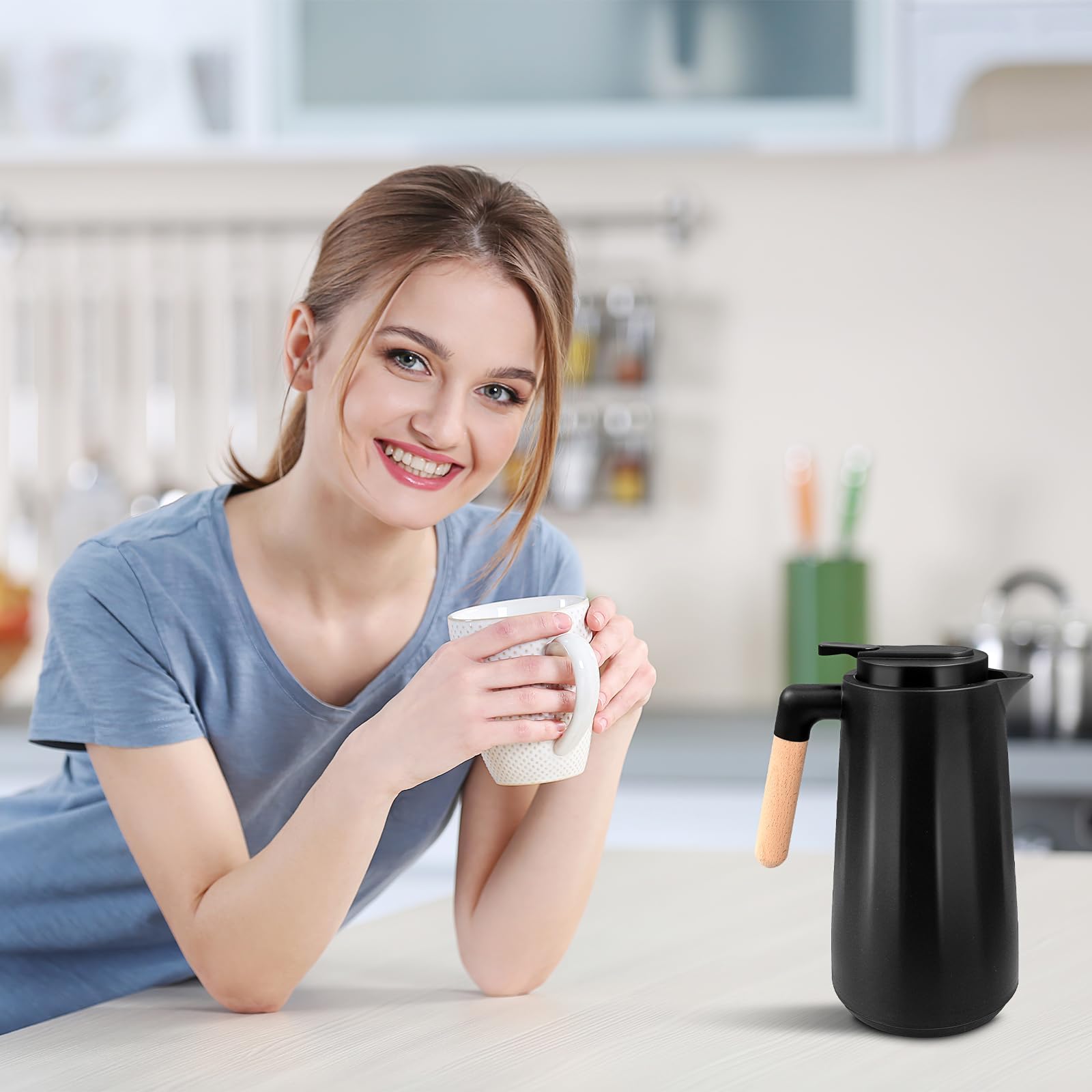 Lot de 2 Carafes Isothermes 1 L avec Doublure en Verre et Poignée en Bois - Pichet Thermique Double Paroi Sous Vide, Jug pour Café, Thé, Lait ou Chocolat Chaud, Noir