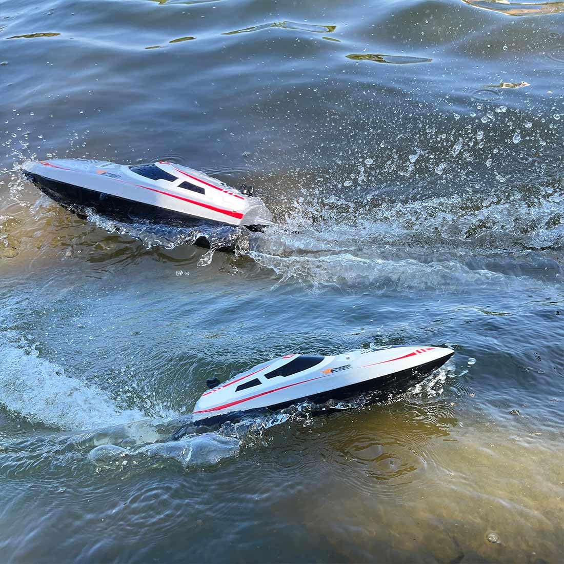 Barca telecomandata, 2,4 G impermeabile RC Speedboat con luci LED, 30 minuti di gioco, 30 km/h, barca da corsa RC per piscine e laghi (versione RTR/grigio)