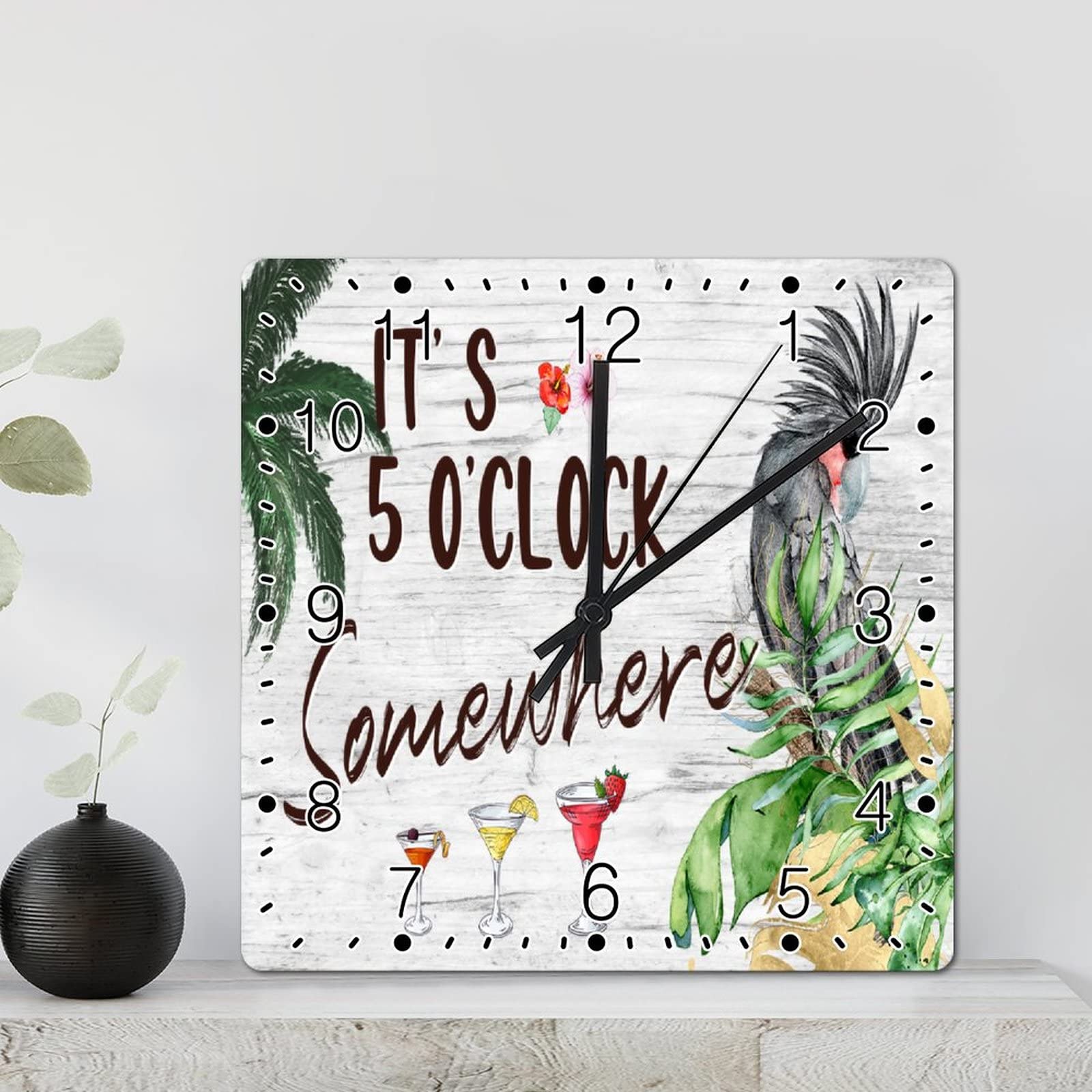 Horloge murale perroquet fleurie pour une ambiance de salon rustique