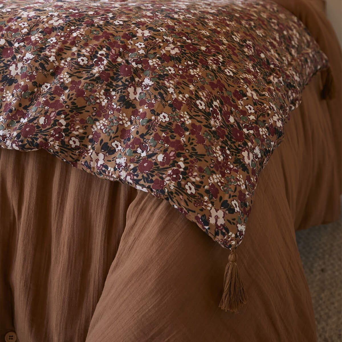 AltoBuy Adonis - Chemin de Lit 90x200cm Gaze de Coton Brun Imprimé Fleur Détail 4 Pompons