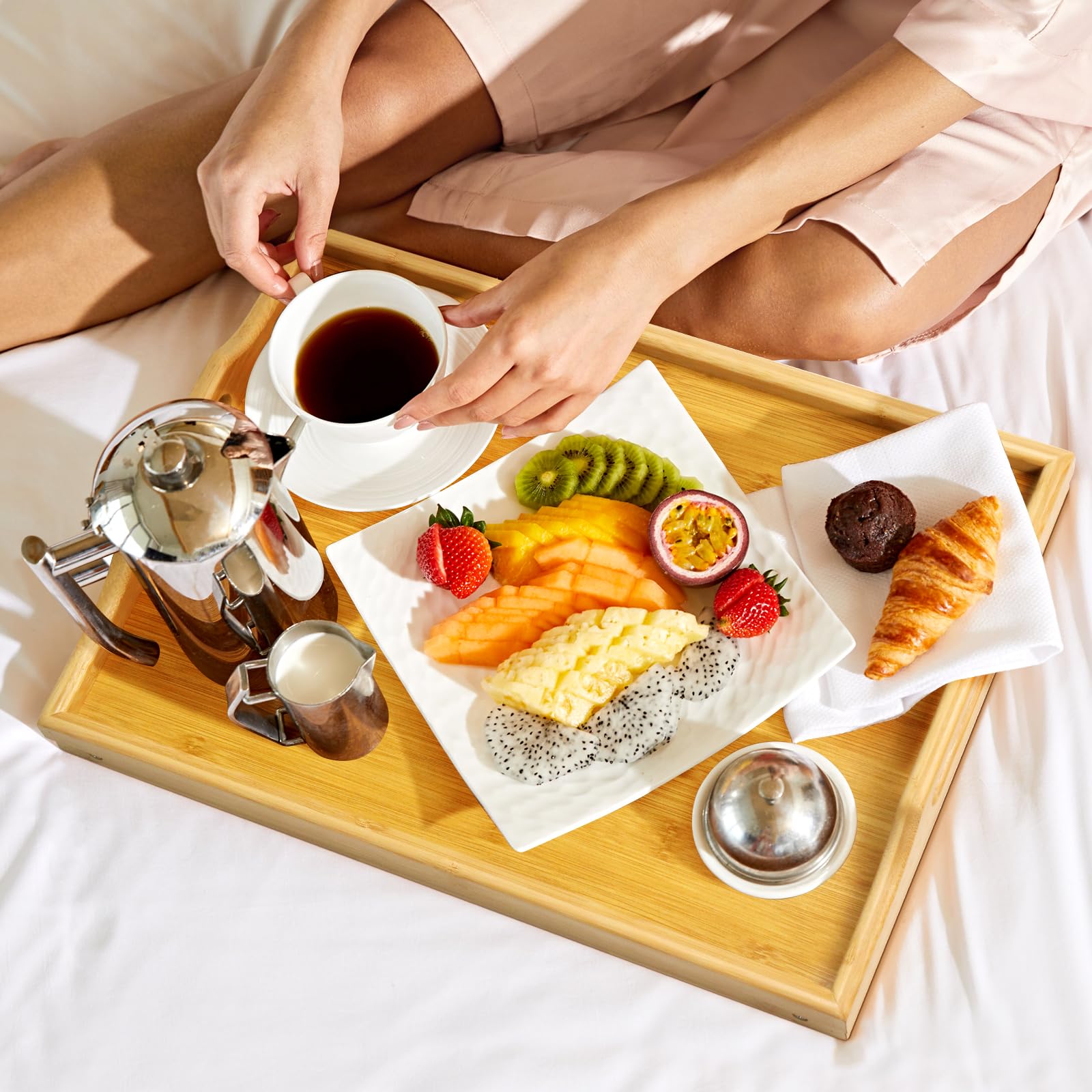 Confezione da 2 vassoi da letto in bambù per la colazione, vassoio da portata per mangiare gambe fluttuanti con manici e supporti per telefono