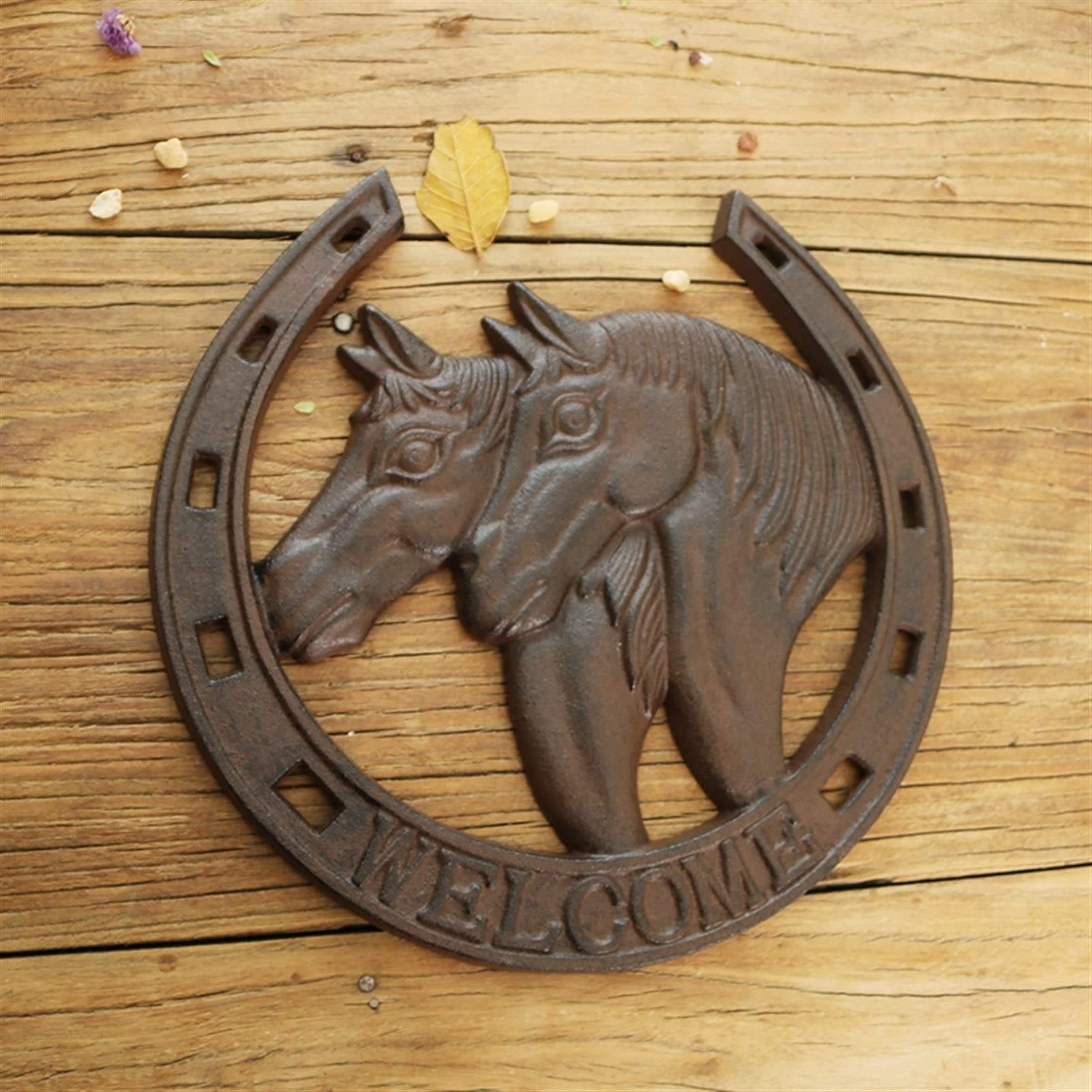 Bienvenida a Casa Montaje de pared de hierro fundido de la vendimia Signo de bienvenida con dos caballos Cabeza en el centro y carteles Circled Home Garden Decor Placas de metal Cartel De Bienvenida