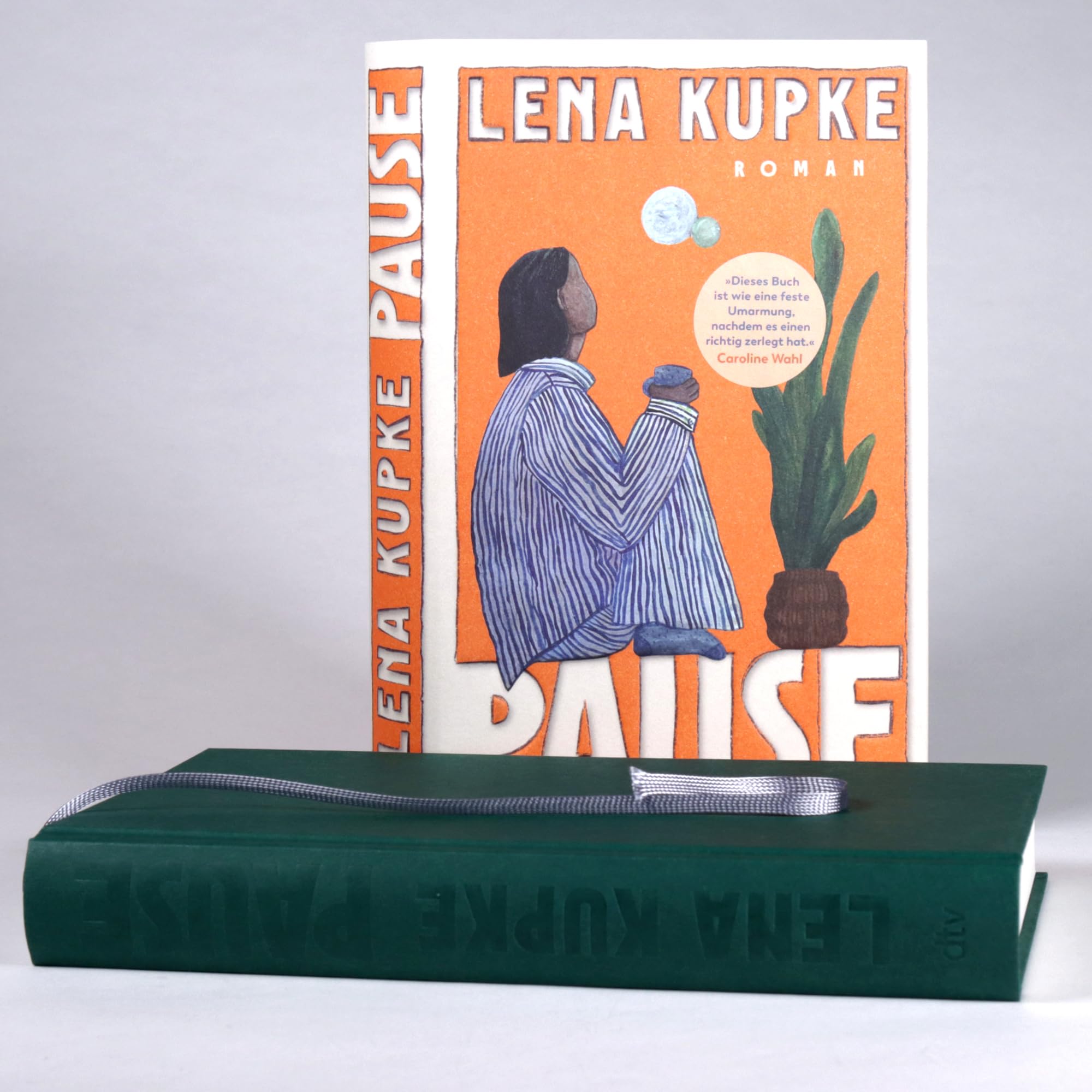 Pause: Roman | Ein warmherziges und ehrliches Buch über Momente am Boden und den Weg hinaus. 'Dieses Buch ist wie eine feste Umarmung, nachdem es dich richtig zerlegt hat.' Caroline Wahl