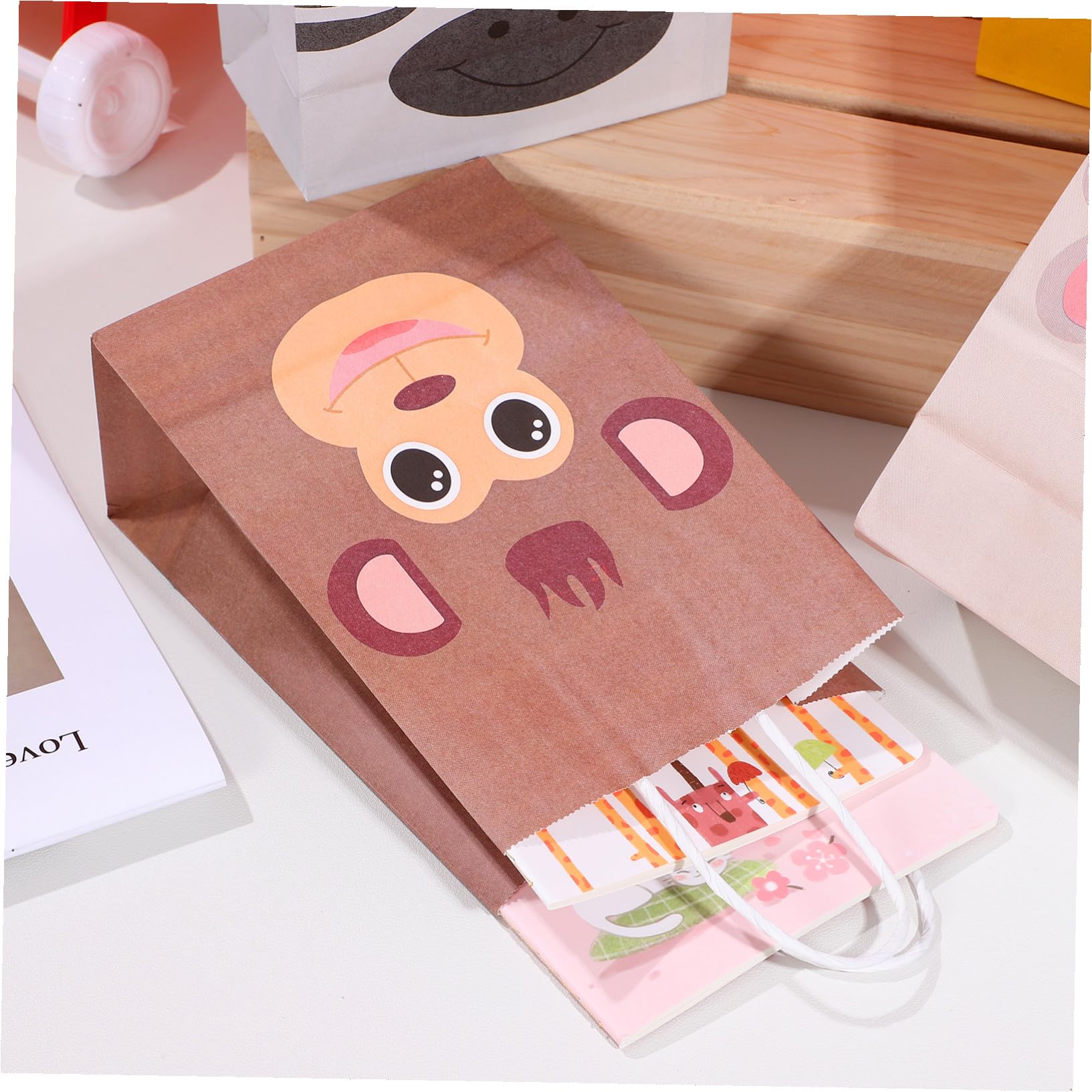 GARVALON Sacchetti Regalo in Carta Kraft Stampa Animali per Feste di Compleanno Bambini, 24 Pezzi, Dimensioni 21x15x8 Cm, per Trasporto Cibo e Utilizzo Versatile