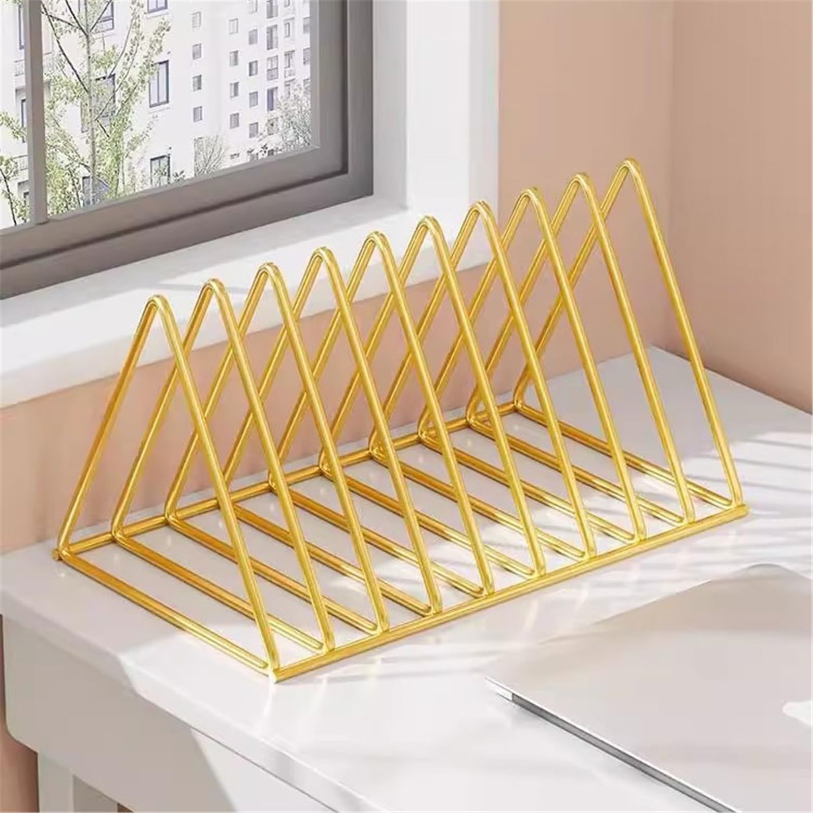 Porta CD in metallo triangolare per casa, ufficio o hotel, design minimalista per organizzare album e dischi, soluzione di archiviazione robusta ed elegante