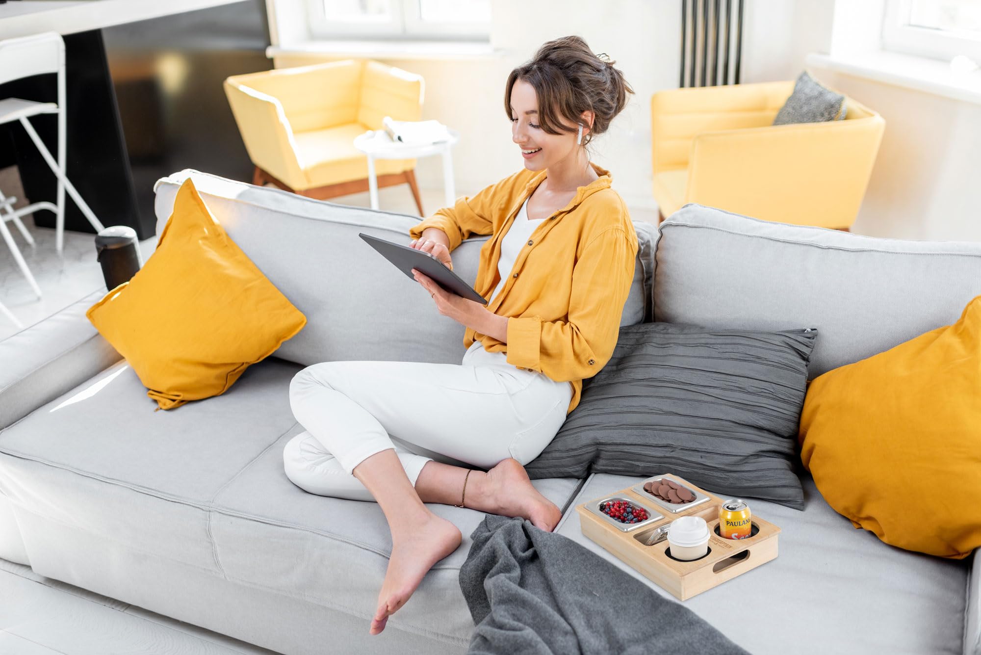 Stagecaptain CBW-45 NT Couchbar - Snackbar aus Bambus für Wohnzimmercouch - Praktische Griff-Aussparungen - 7 Staufächer für z. B. Snacks und Getränke sowie Flaschenöffner - Becherfixierung aus Gummi