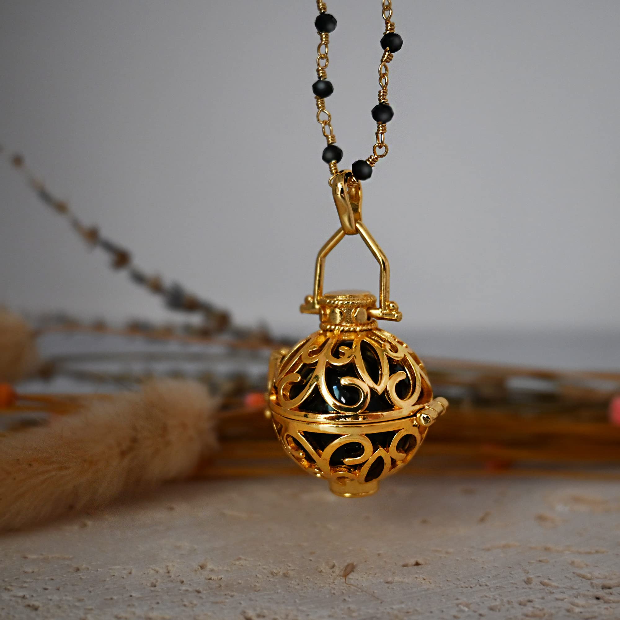 Bola de Gravidesse LIA - 22 MM COMPLETO su catena perlata cristallo nero, 100% placcato oro, sfera sonora 20 mm nera, personalizzabile, creazione e design francese