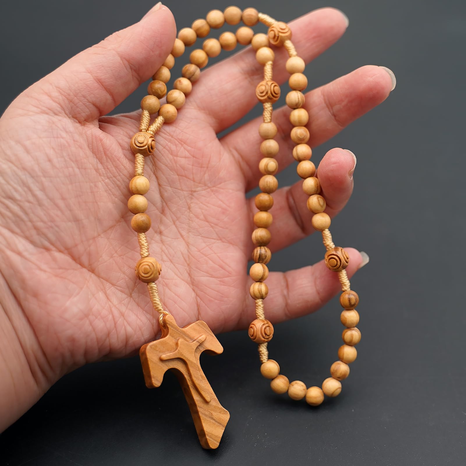 Różaniec z drewna oliwnego z wisiorkiem w kształcie krzyża tau, katolicki naszyjnik z koralików modlitewnych | Rzeźbione drewniane koraliki, wiązany sznurek, religijne oddanie chrzest bierzmowanie prezent
