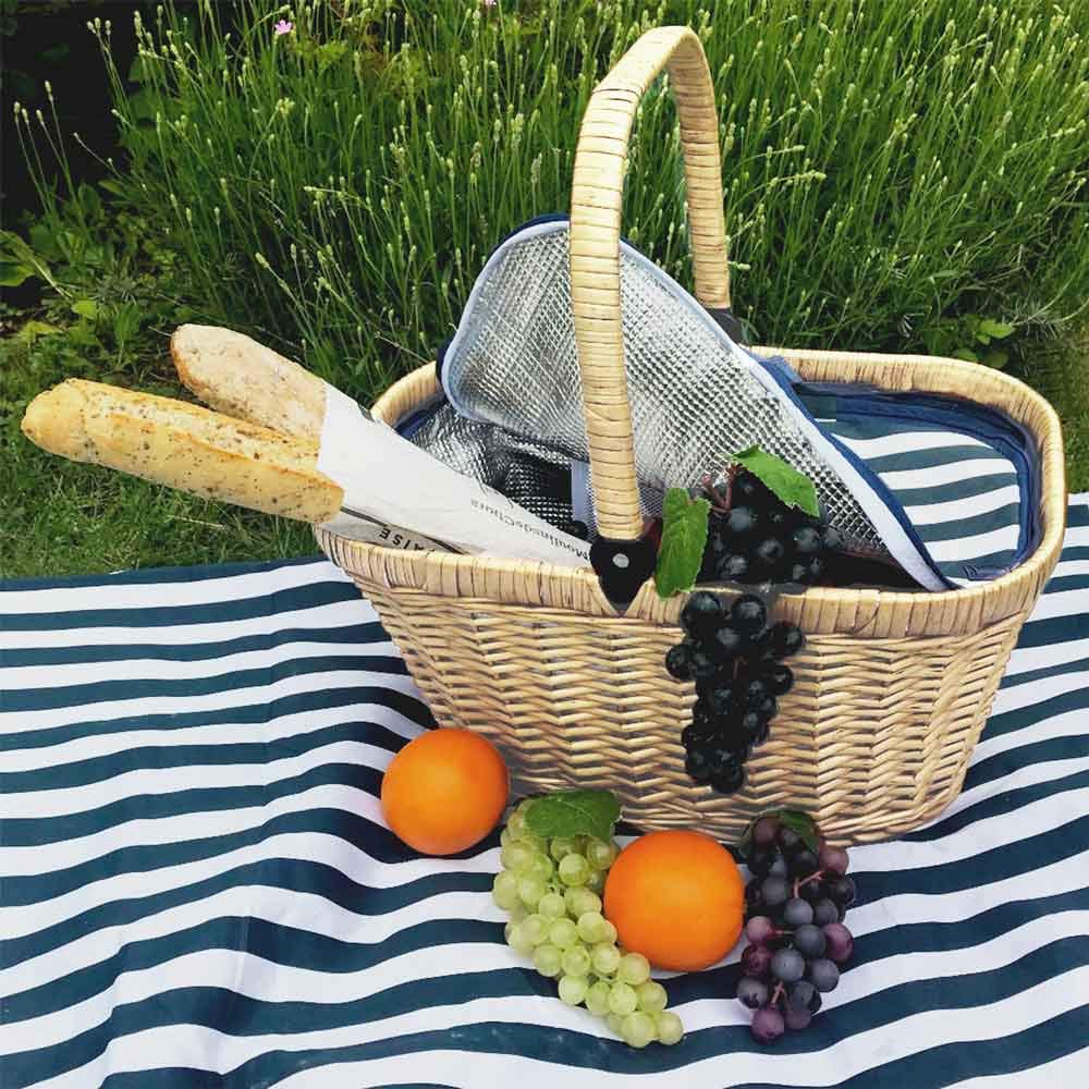 Les Jardins de la Comtesse - Cesta Chantilly Marine de Mimbre Blanqueada - Nevera Isotérmica - para el Mercado, el Picnic o la Playa - Asa Plegable - Tela Azul/Rayas Blancas - 48 cm x 29 cm x 27 cm