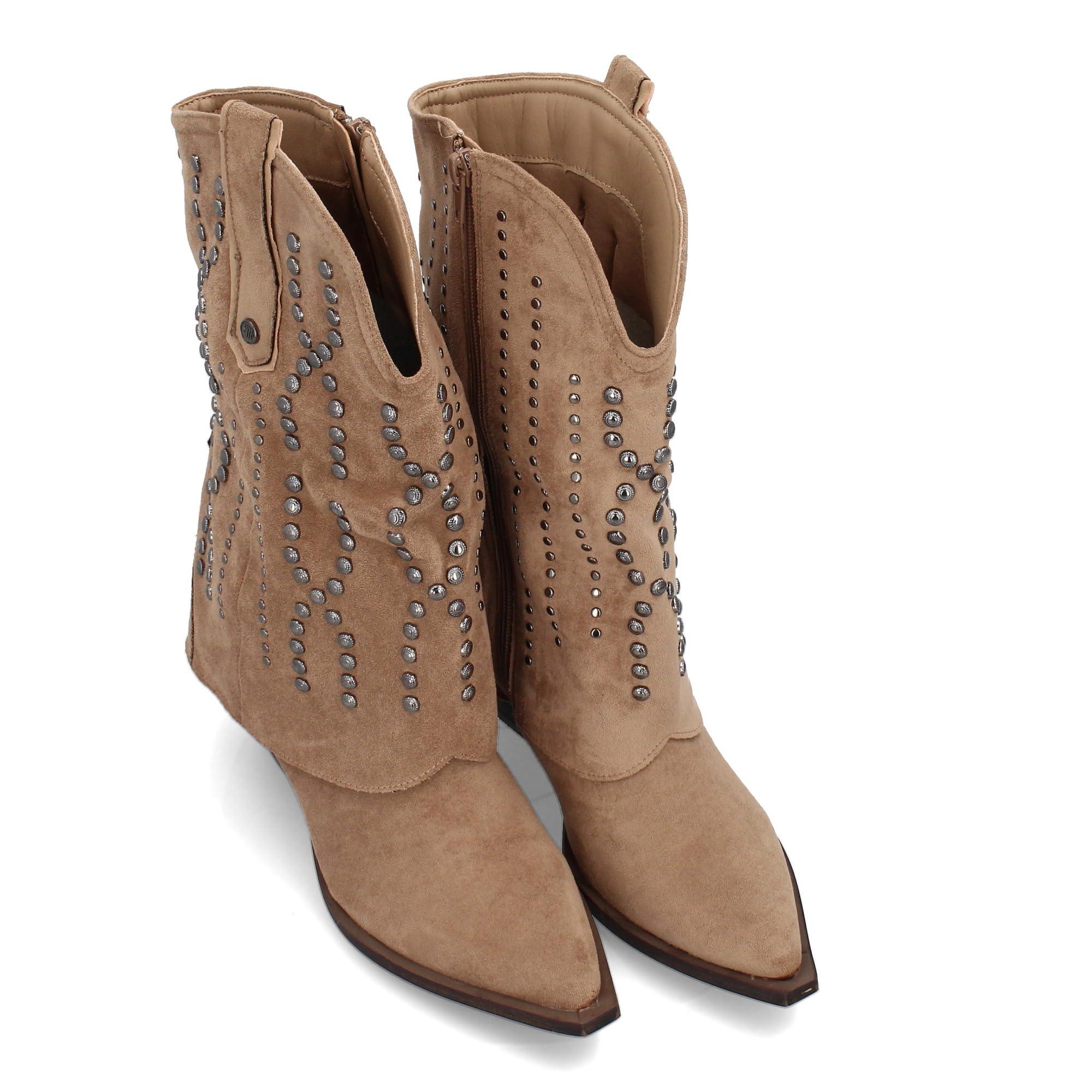 Botin Cowboy para Mujer con Diseno campero. Tachuelas metalicas, Punta Fina y Tacon. Ideal para la Temporada Otono Invierno.
