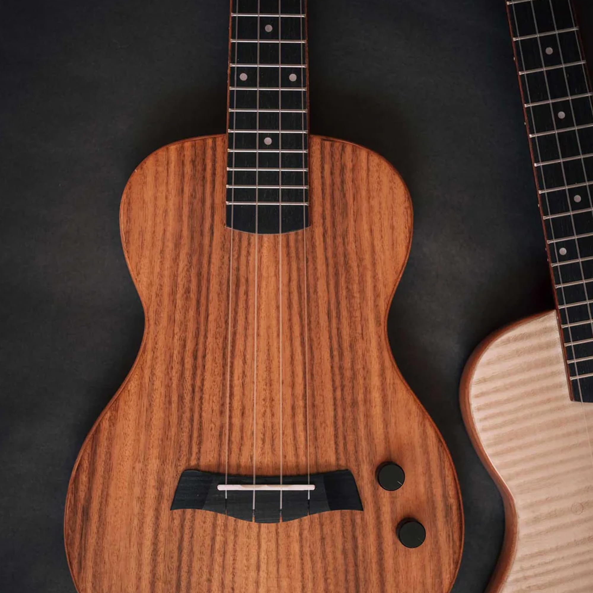 Kala Ukulele tenore elettrico in acacia, con custodia