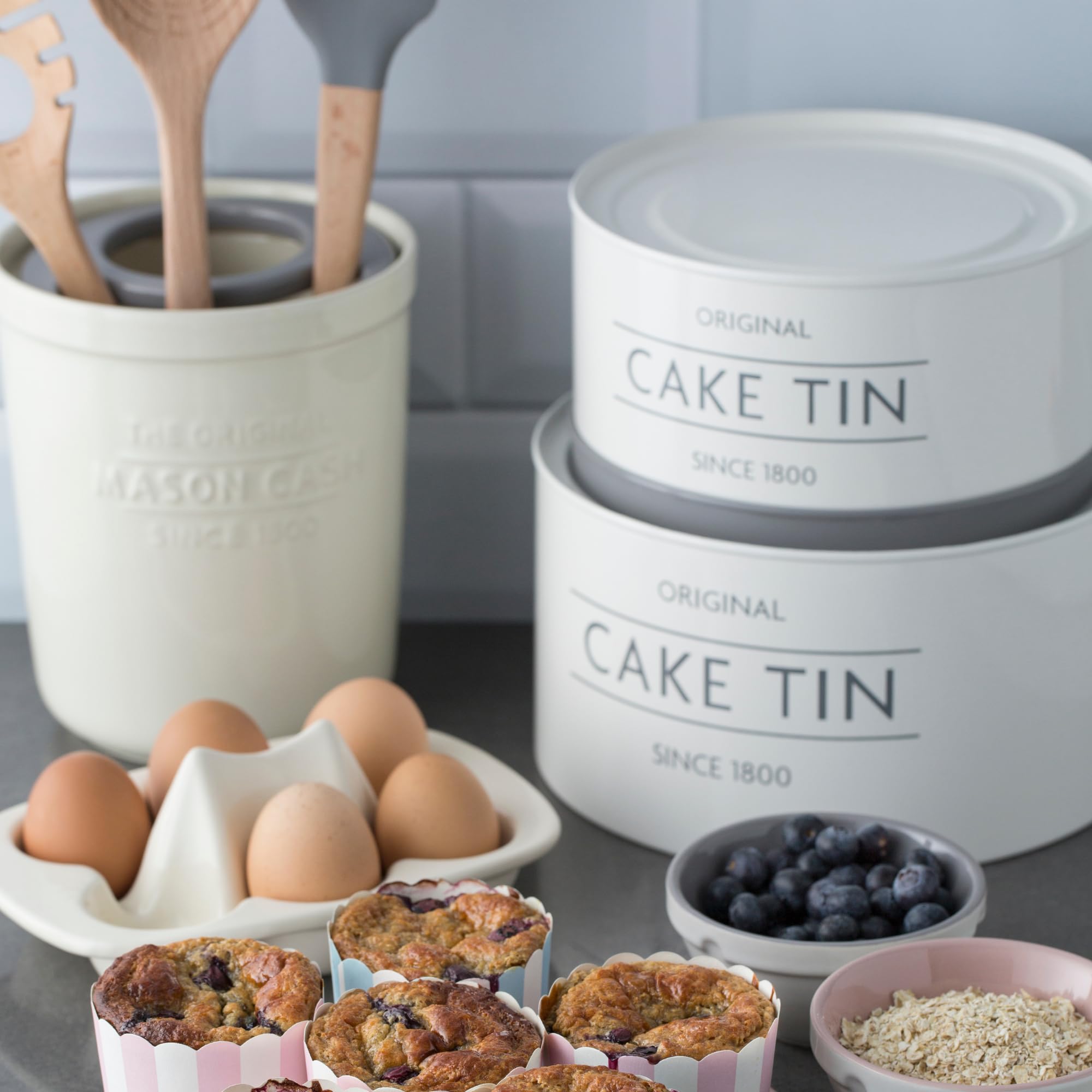 Mason Cash Innovative Kitchen - Juego de 3 moldes para tartas | Recipientes apilables y apilables para almacenamiento de pasteles con base elevada para servir y cortar | Latas para pasteles, galletas