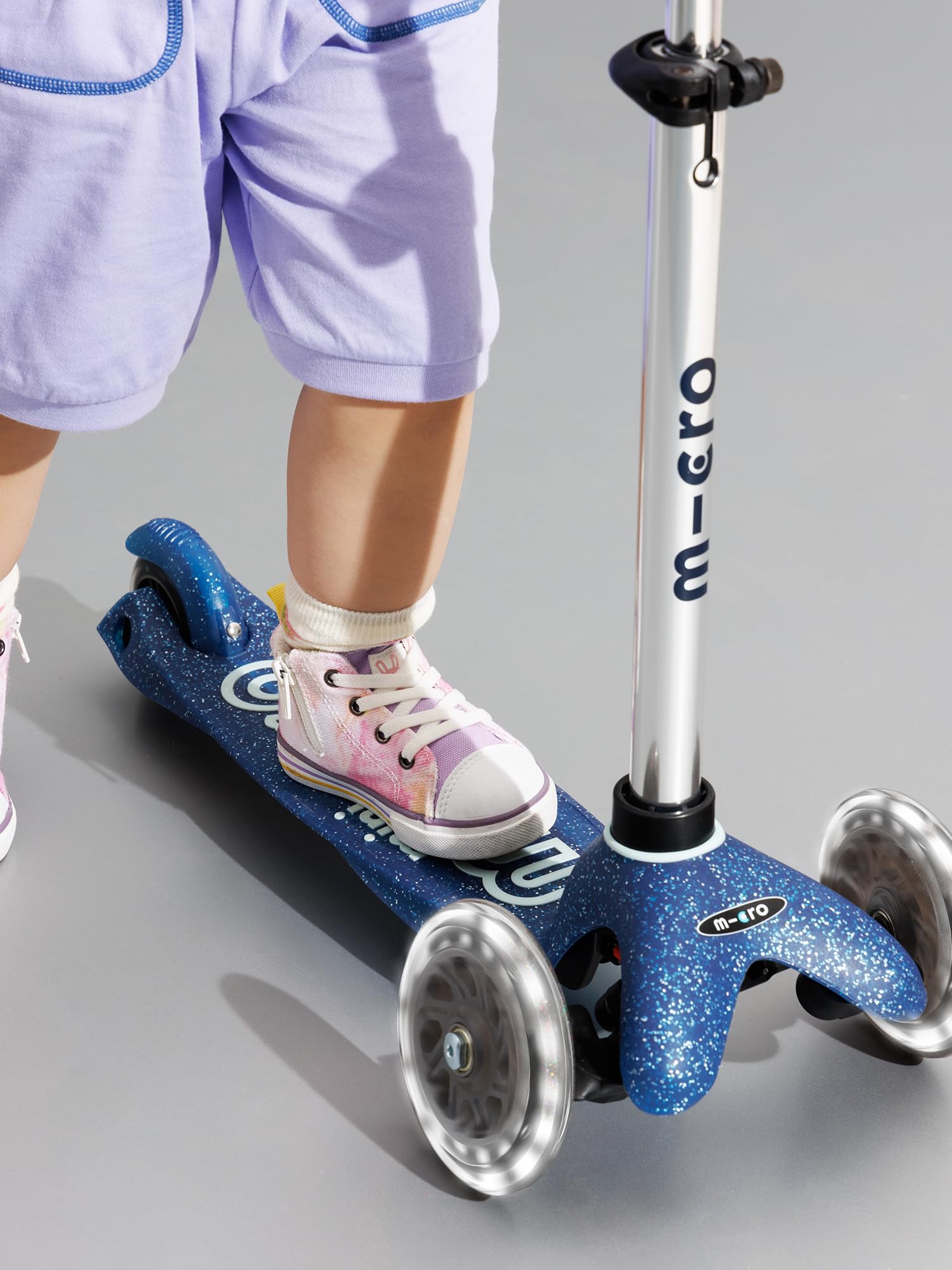 Micro Mini Micro Deluxe - Monopattino per bambini con LED glitterato, manubrio regolabile, ruote illuminate, per ragazzi e ragazze
