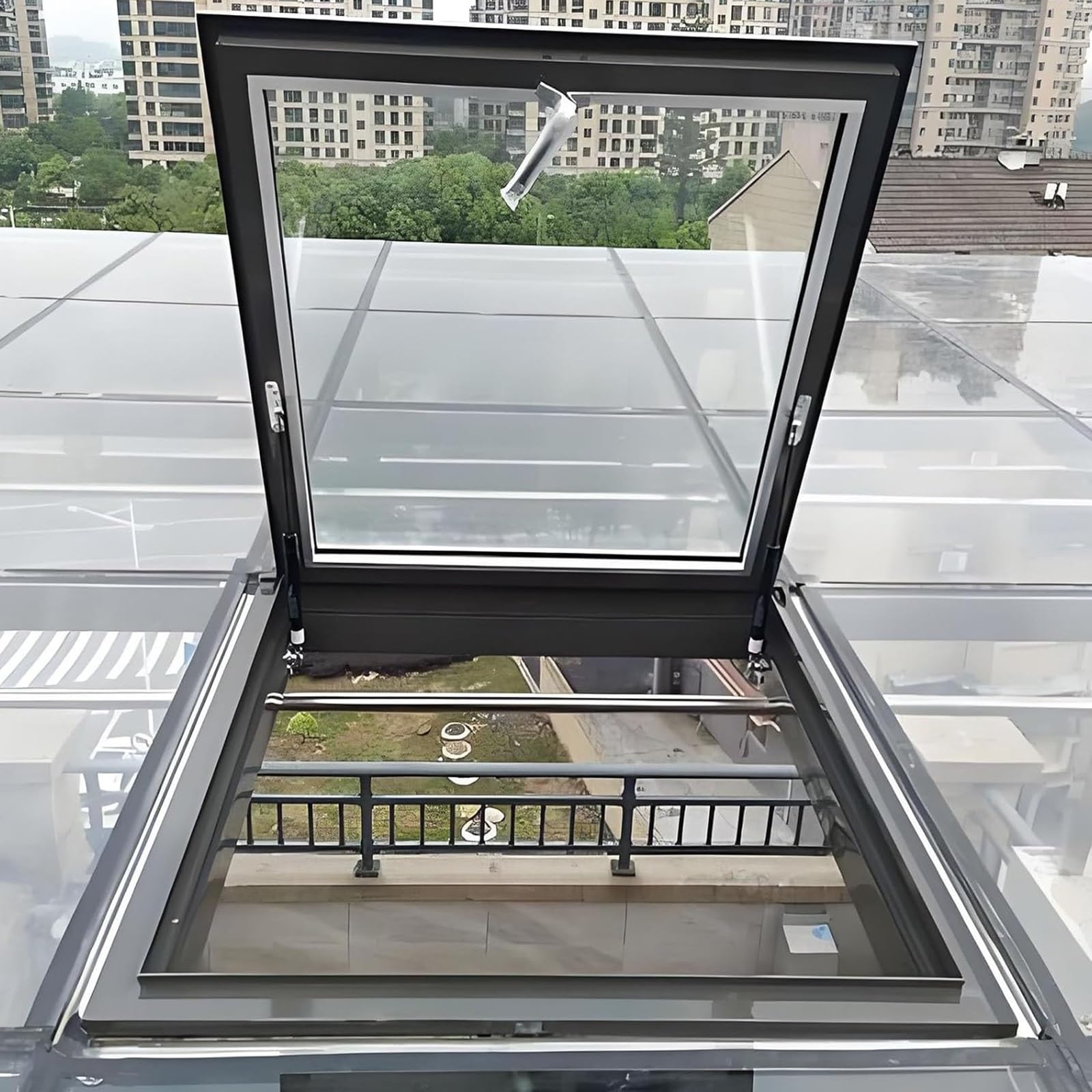 Fenêtre de toit manuelle avec protection solaire pour grenier