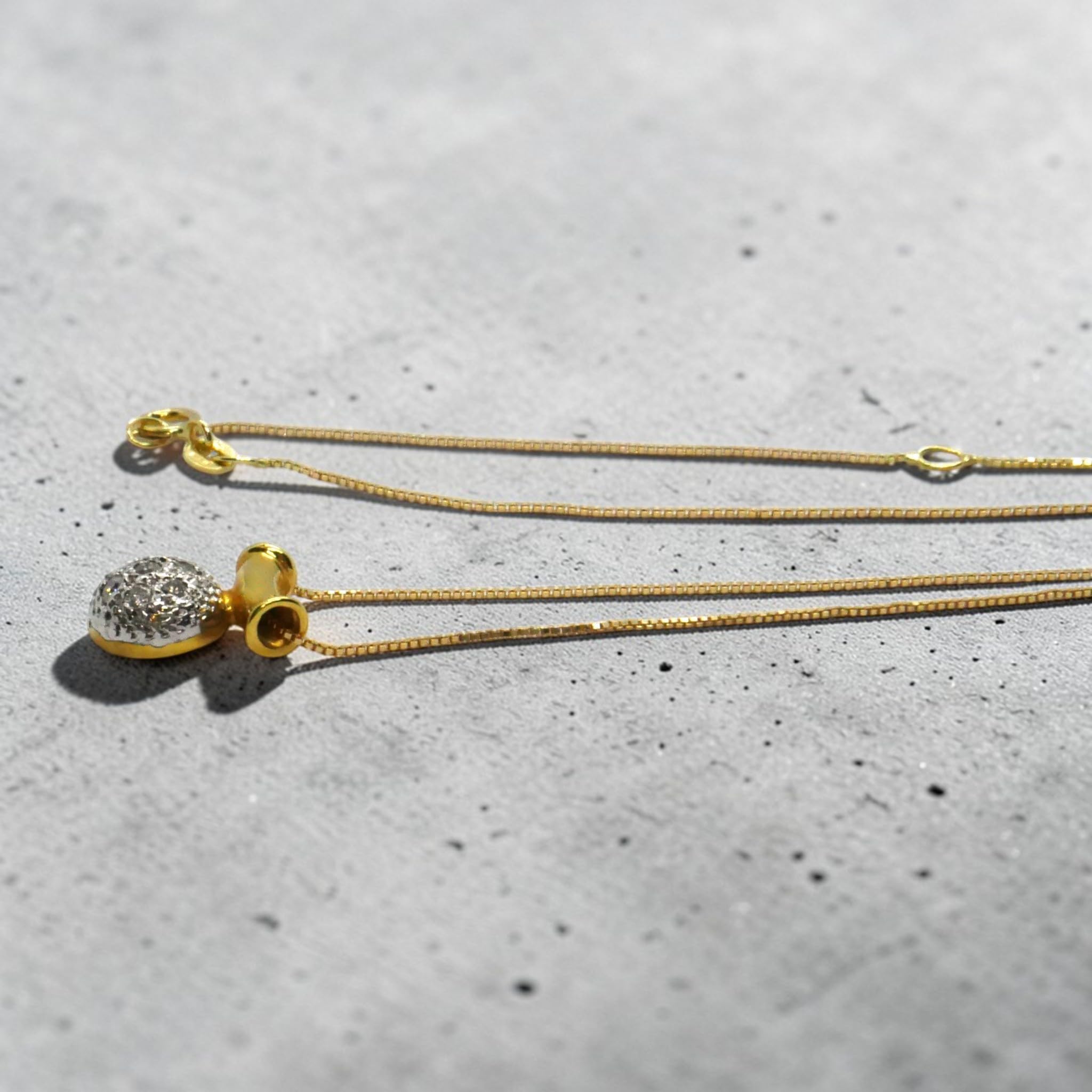 Never Say Never Colgante Oro 18k con Diamantes 0.07ct y Cadena Veneciana Ajustable 45 cm – Elegancia Minimalista de Lujo para mujer