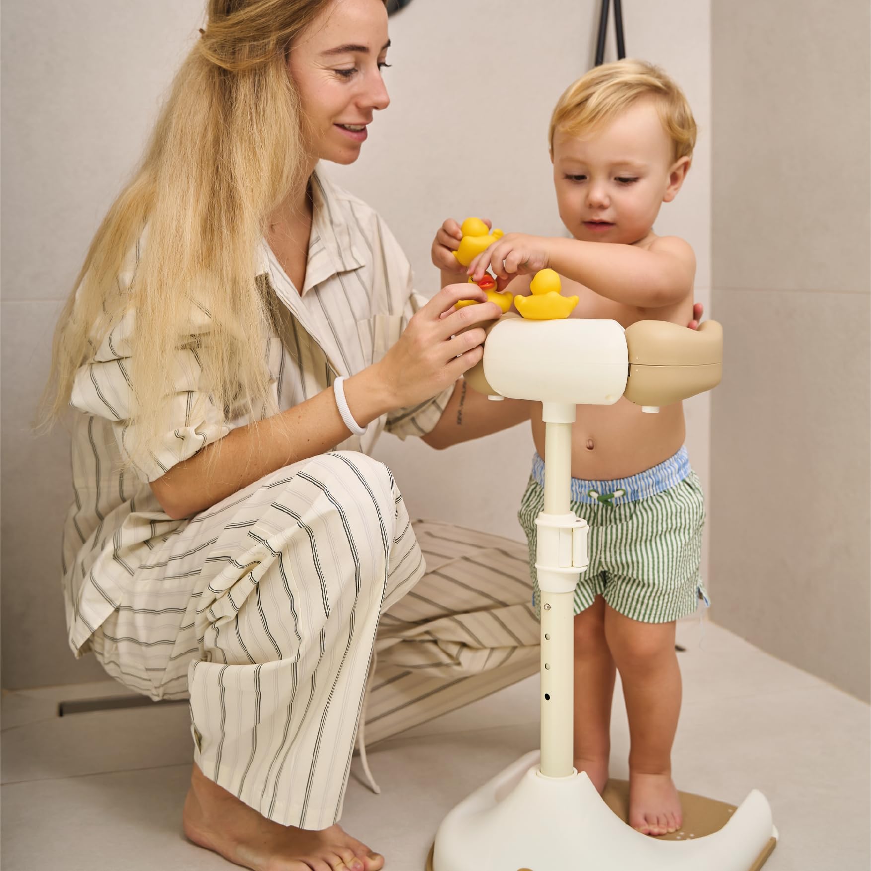 Ms BabyWorld - Supporto per vasca da bagno e doccia, con base antiscivolo, altezza e larghezza regolabile, pieghevole - Torre regolabile per bambinI - Aiuta il passaggio alla doccia in piedi (Grigio)