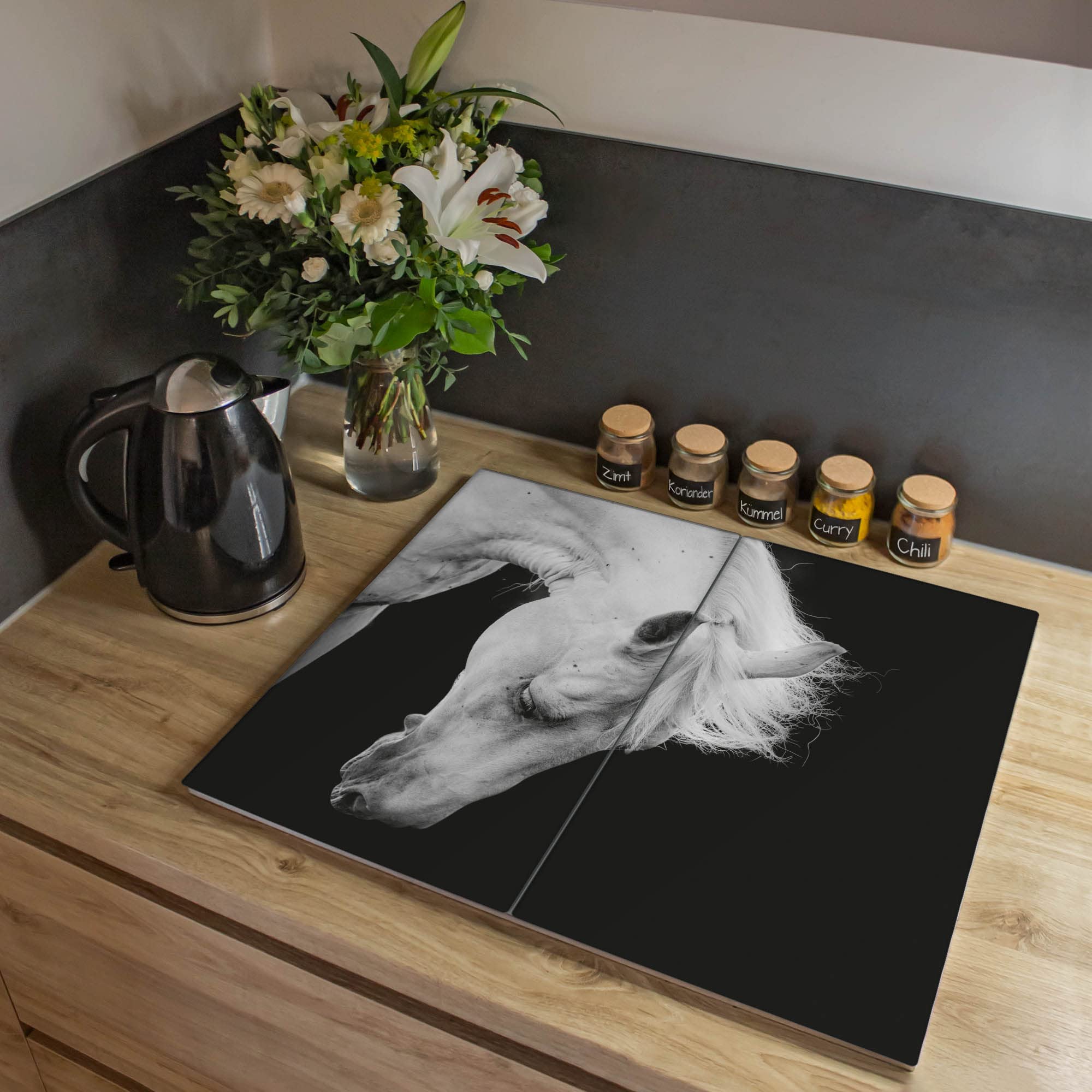 banjado Kochfeld Abdeckung Glas 2-teilig 60x52 cm, Herdabdeckplatte und Schneidebrett für Herdplatte aus gehärtetem Glas, Pferde Küchenmotiv als robuster Spritzschutz mit Motiv Frederik