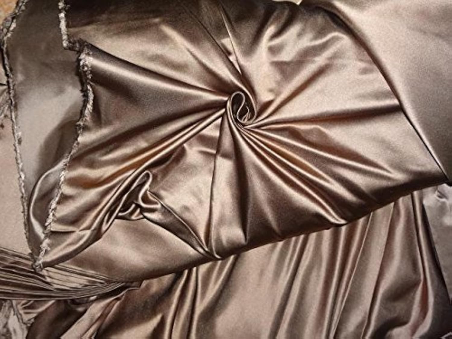 Satin duchesse marron 137 cm pour créer une robe de poupée unique